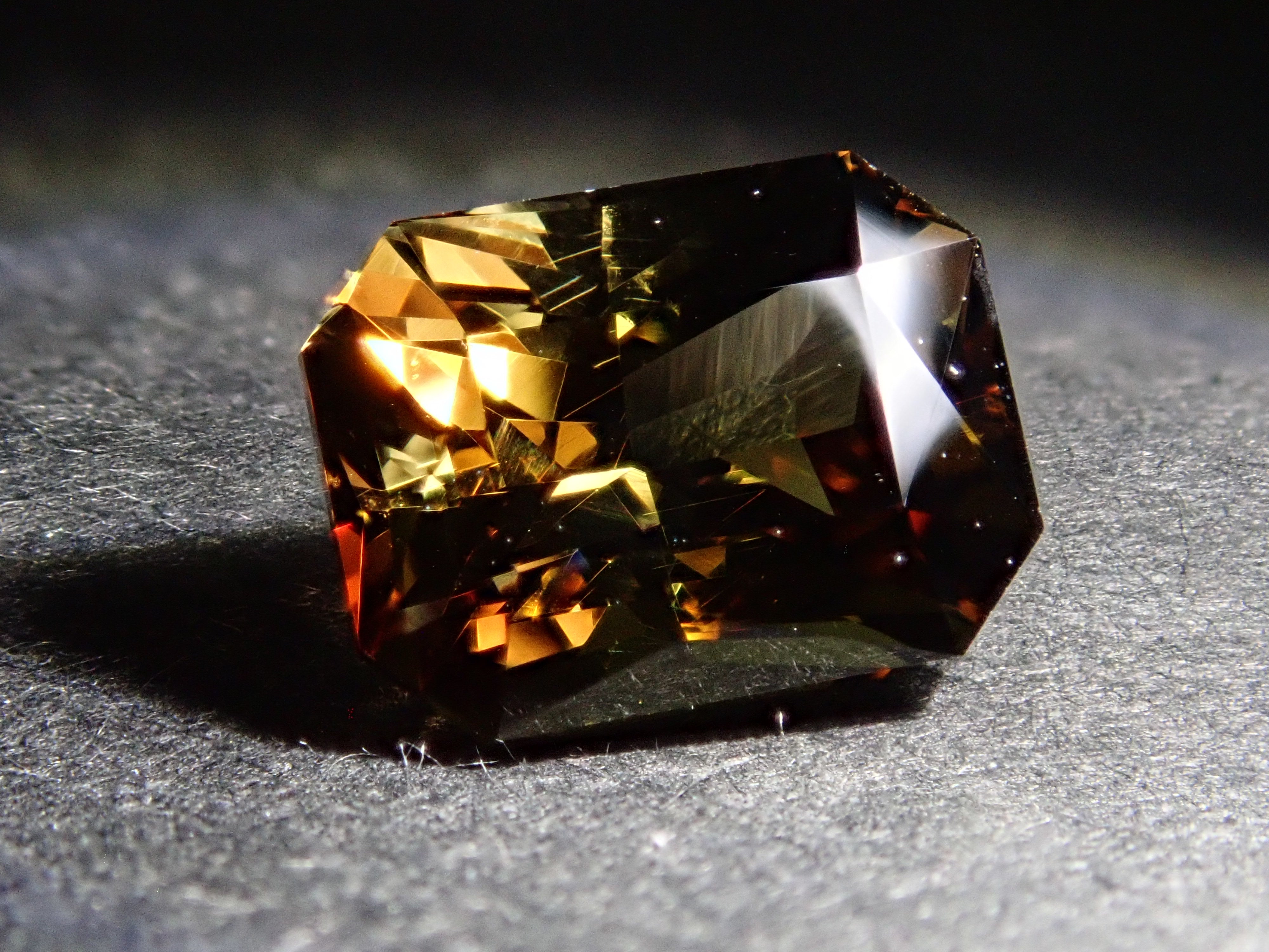 【11/6 22時販売】マダガスカル産アンダリュサイト 1.967ctルース