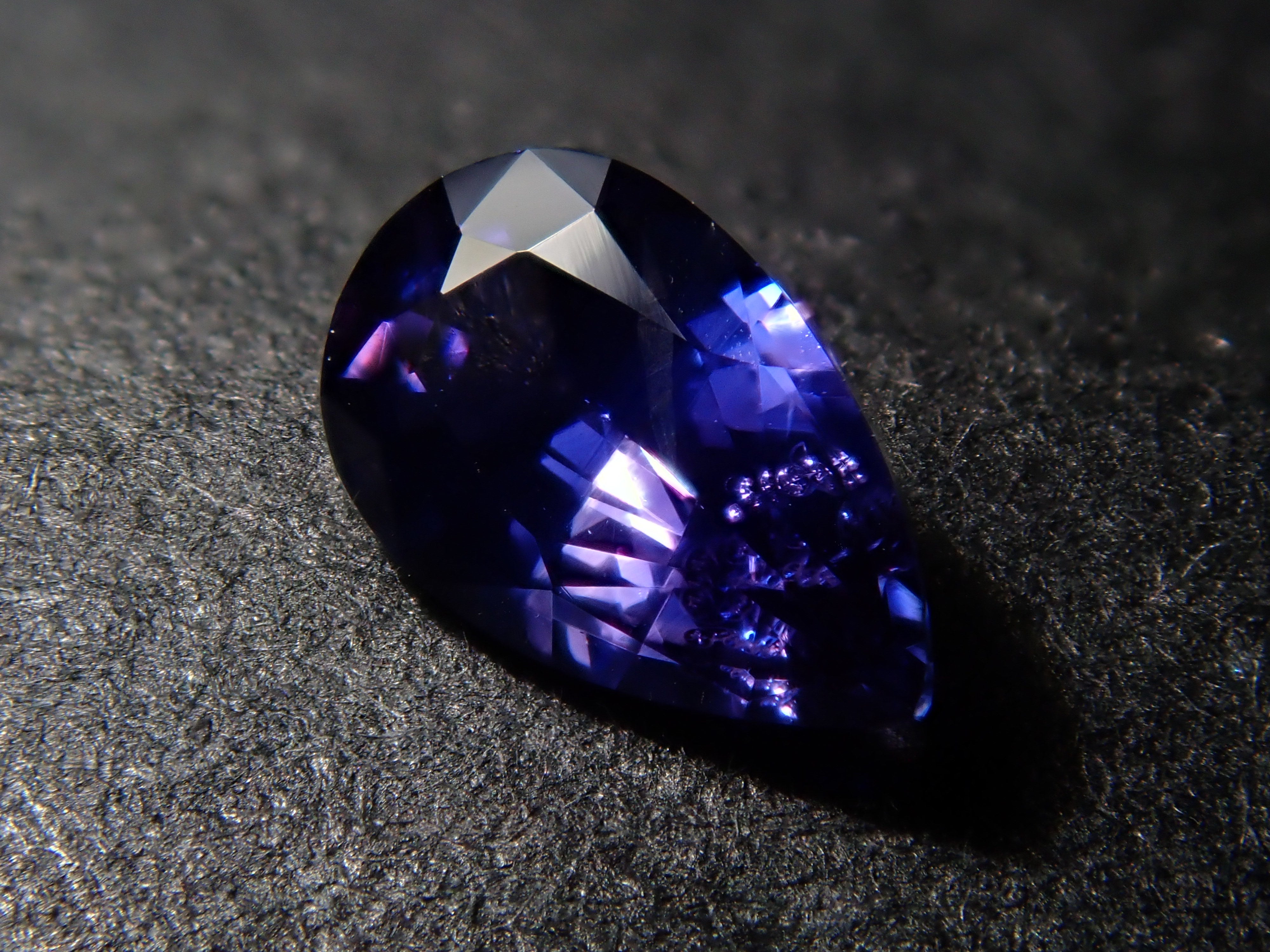 [11/22 22:00] 坦尚尼亞雙色藍寶石 0.299克拉 散裝