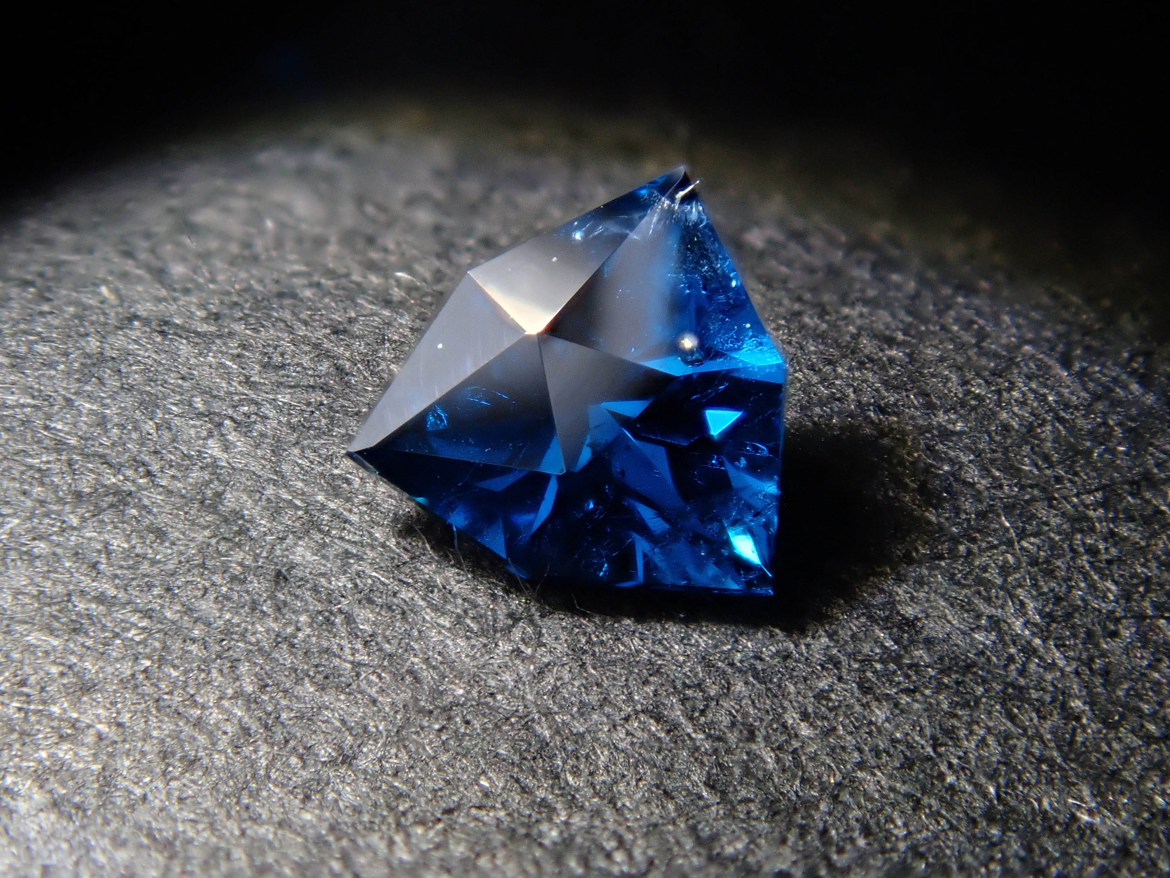 【11/3 22時販売】ナイジェリア産コバルトガーナイト 0.171ctルース 鑑別書