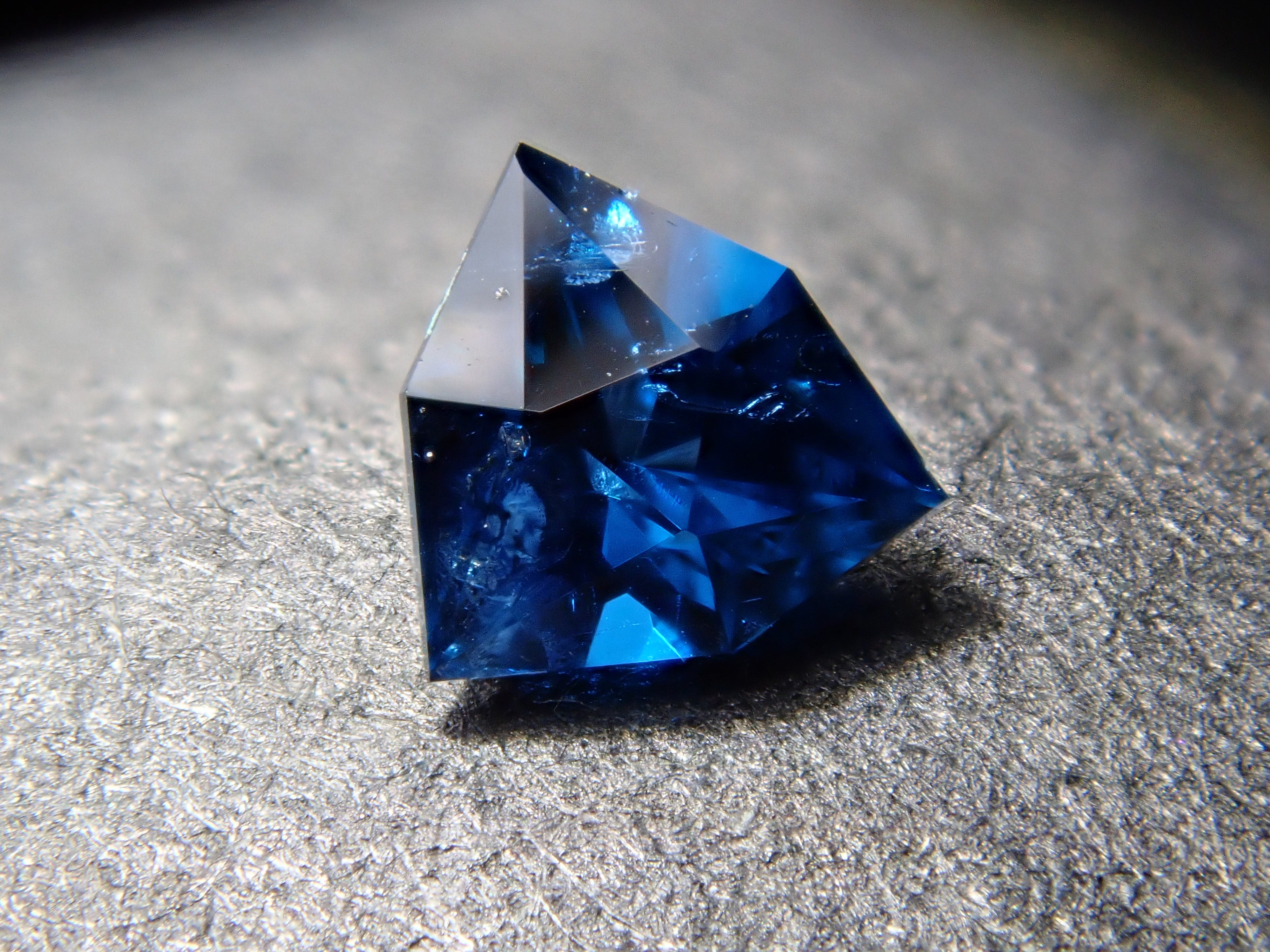 イジェリア産コバルトガーナイト 0.171ctルース 鑑別書