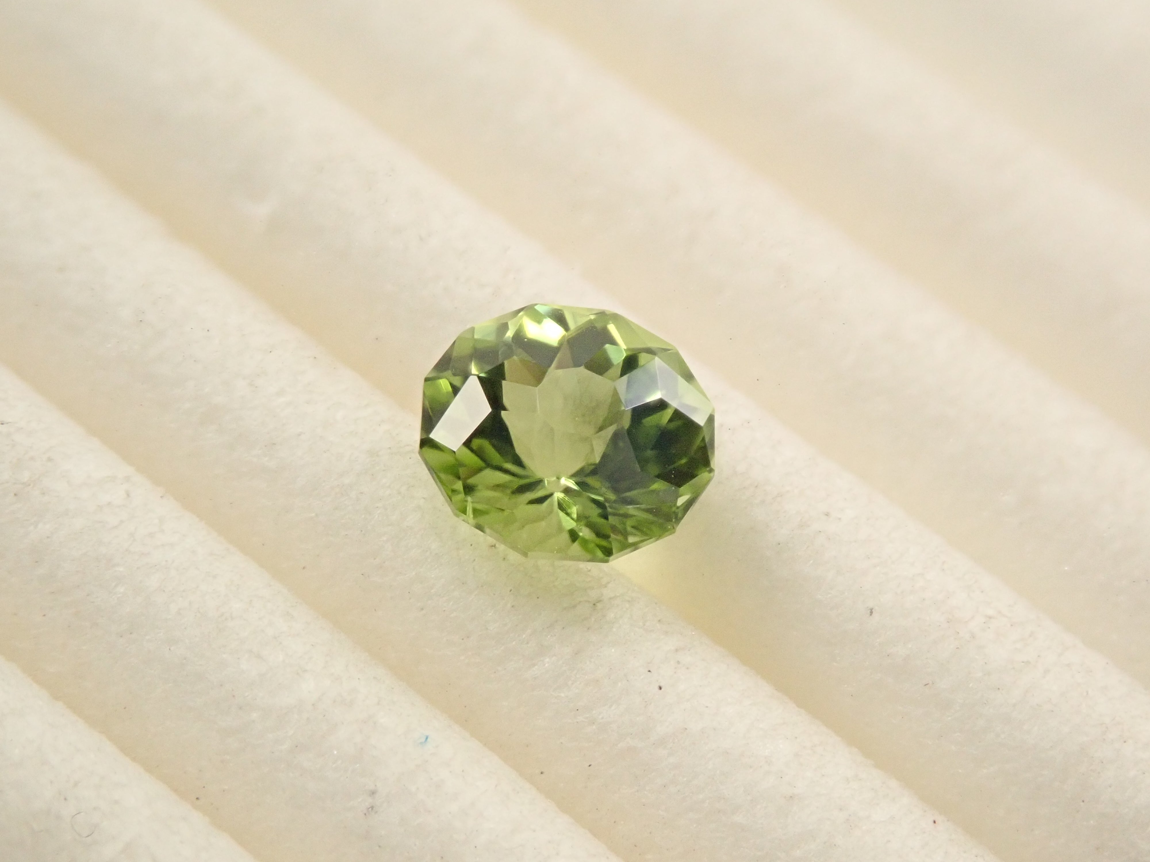 パキスタン産ペリドット 5.0mm/0.517ctルース