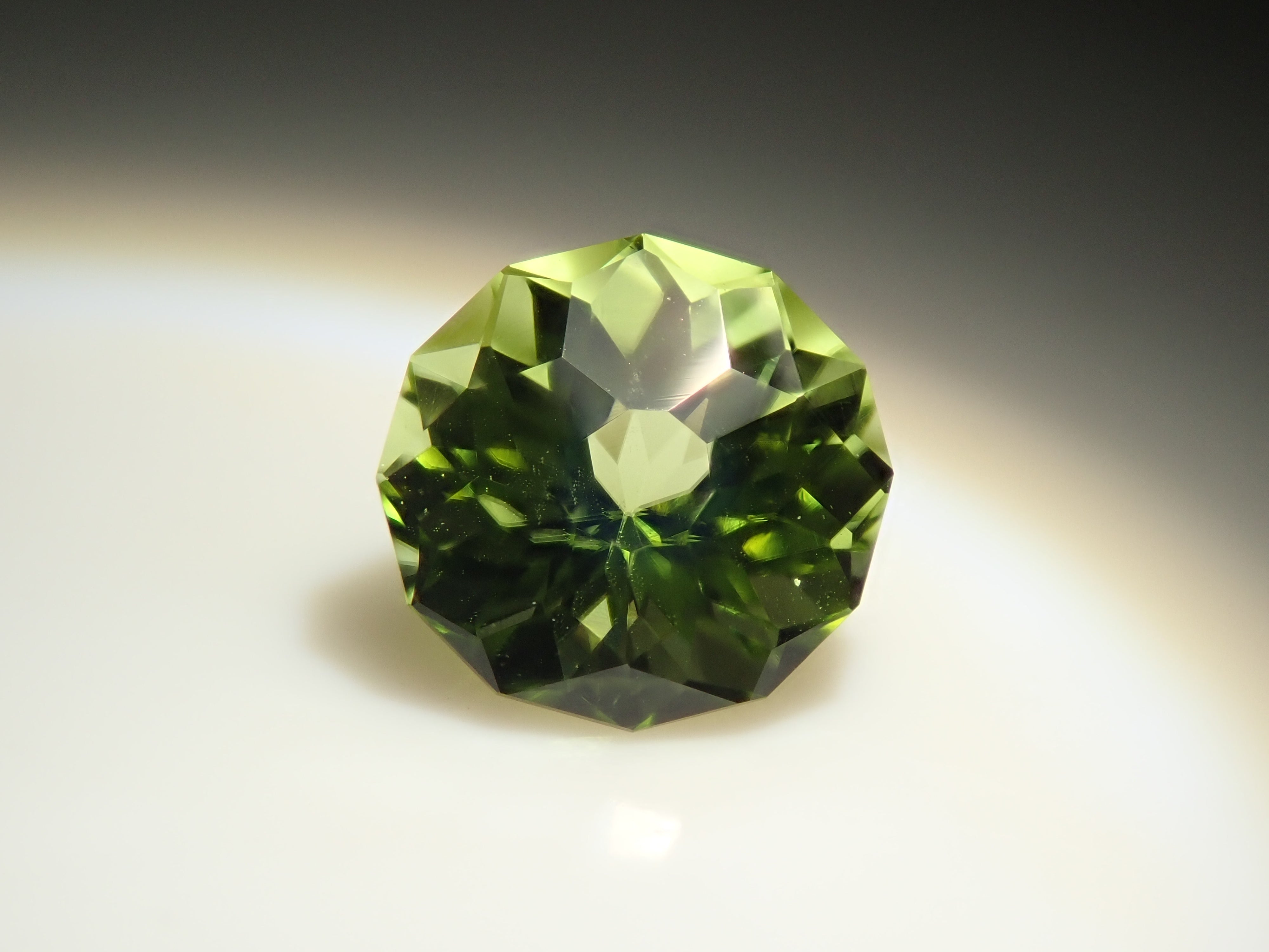 パキスタン産ペリドット 5.0mm/0.517ctルース