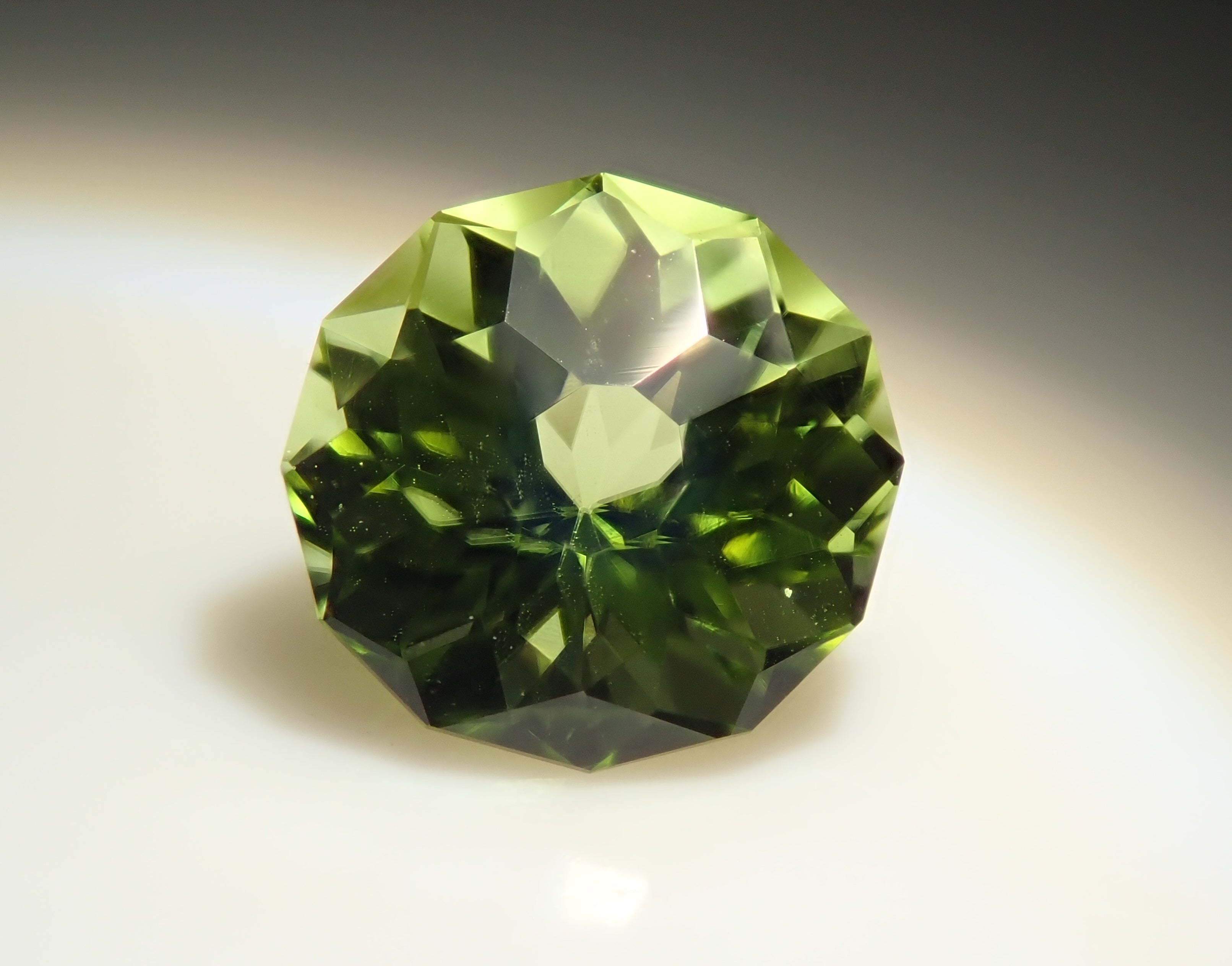 パキスタン産ペリドット 5.0mm/0.517ctルース