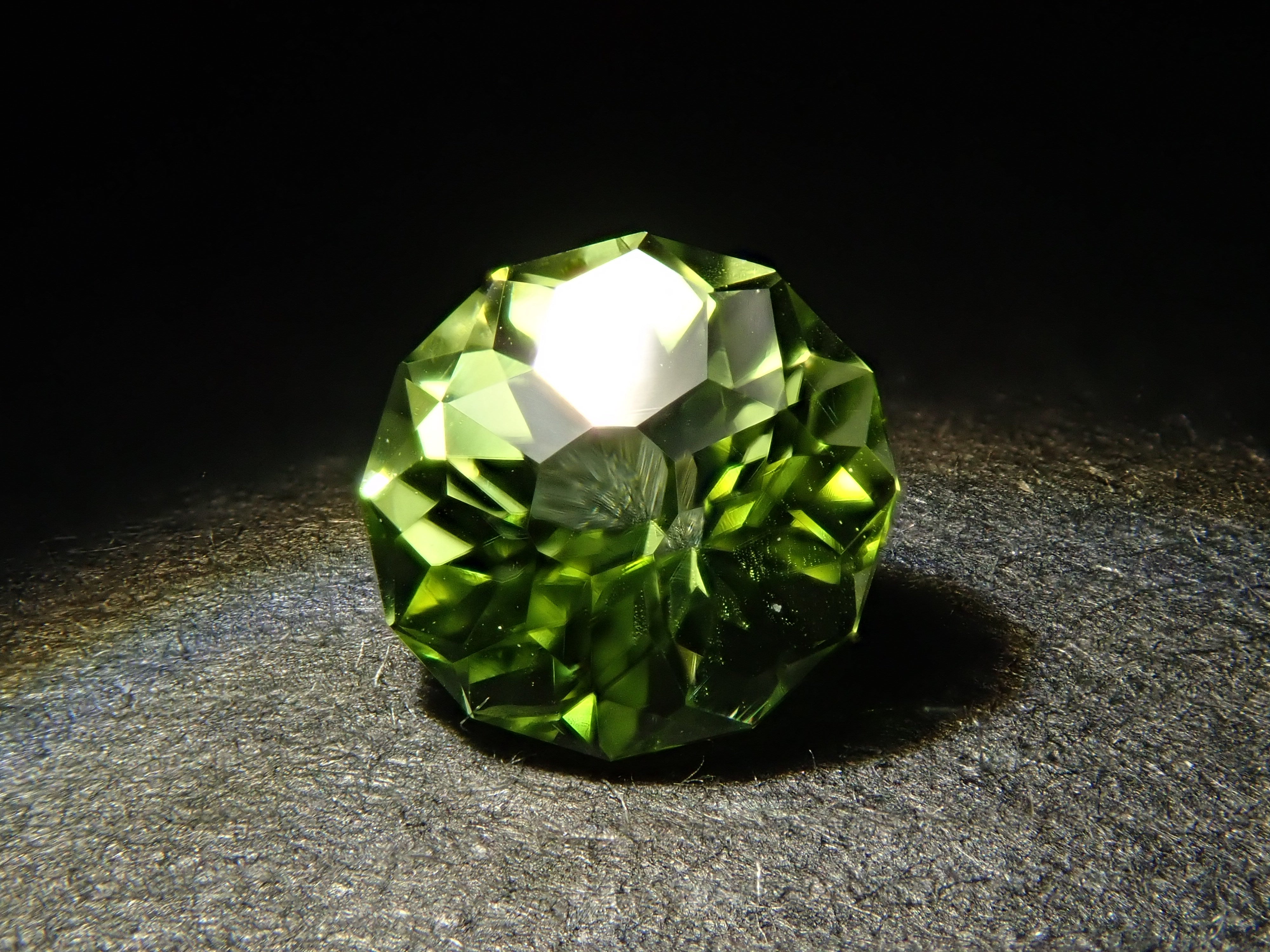 パキスタン産ペリドット 5.0mm/0.517ctルース