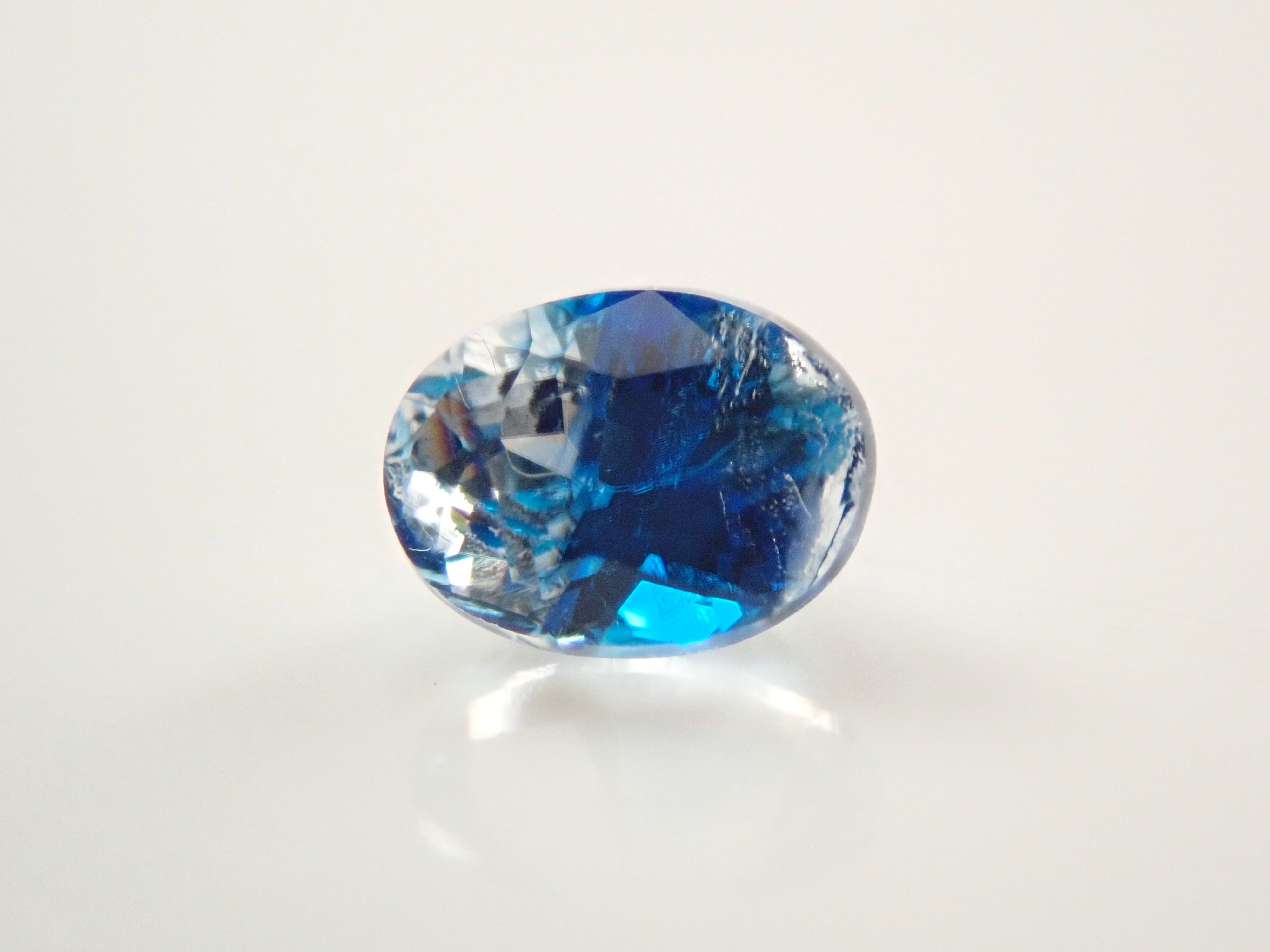 ジンバブエ産バイカラーユークレース 0.206ctルース