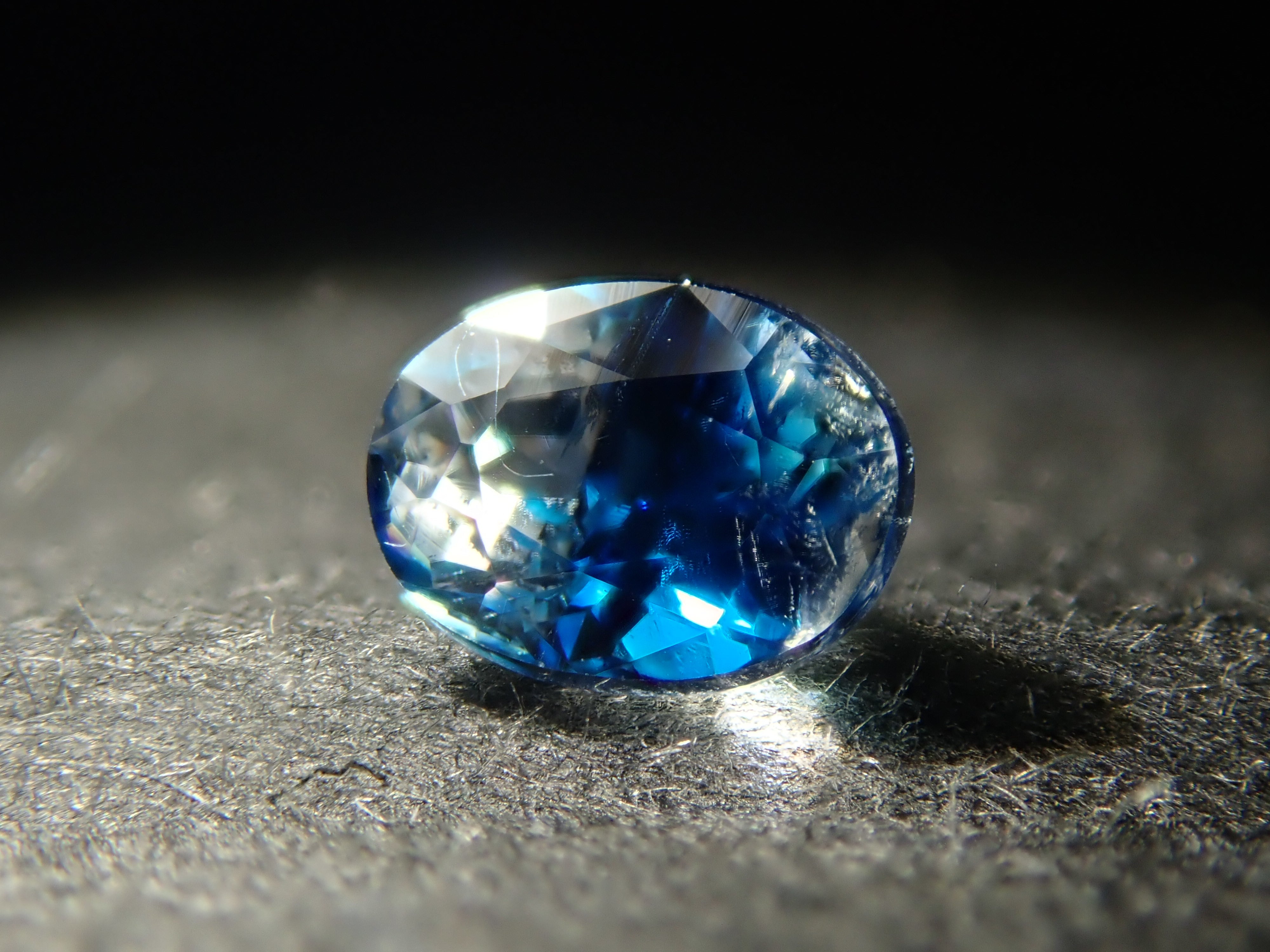 ジンバブエ産バイカラーユークレース 0.206ctルース