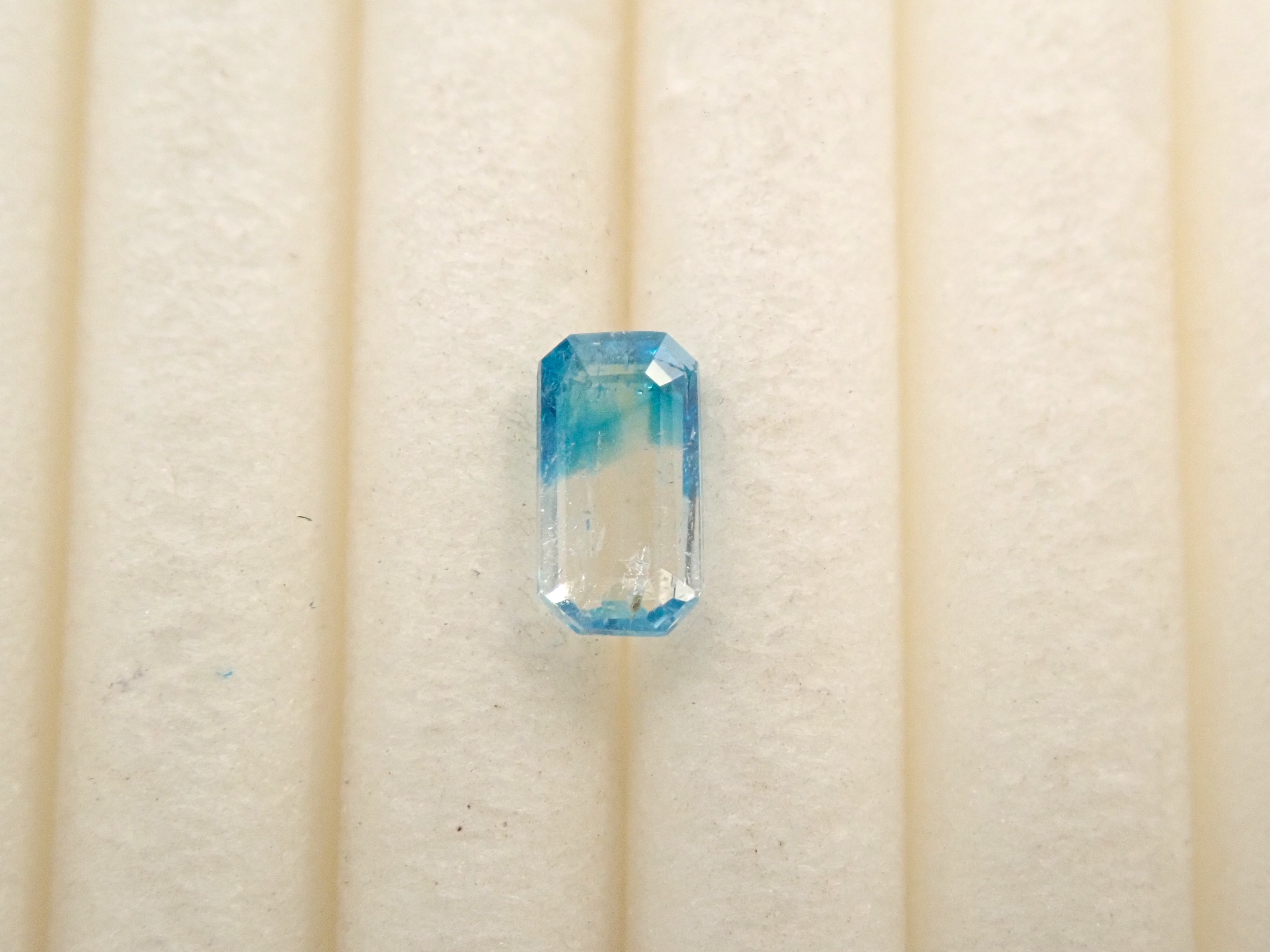 ジンバブエ産バイカラーユークレース 0.196ctルース