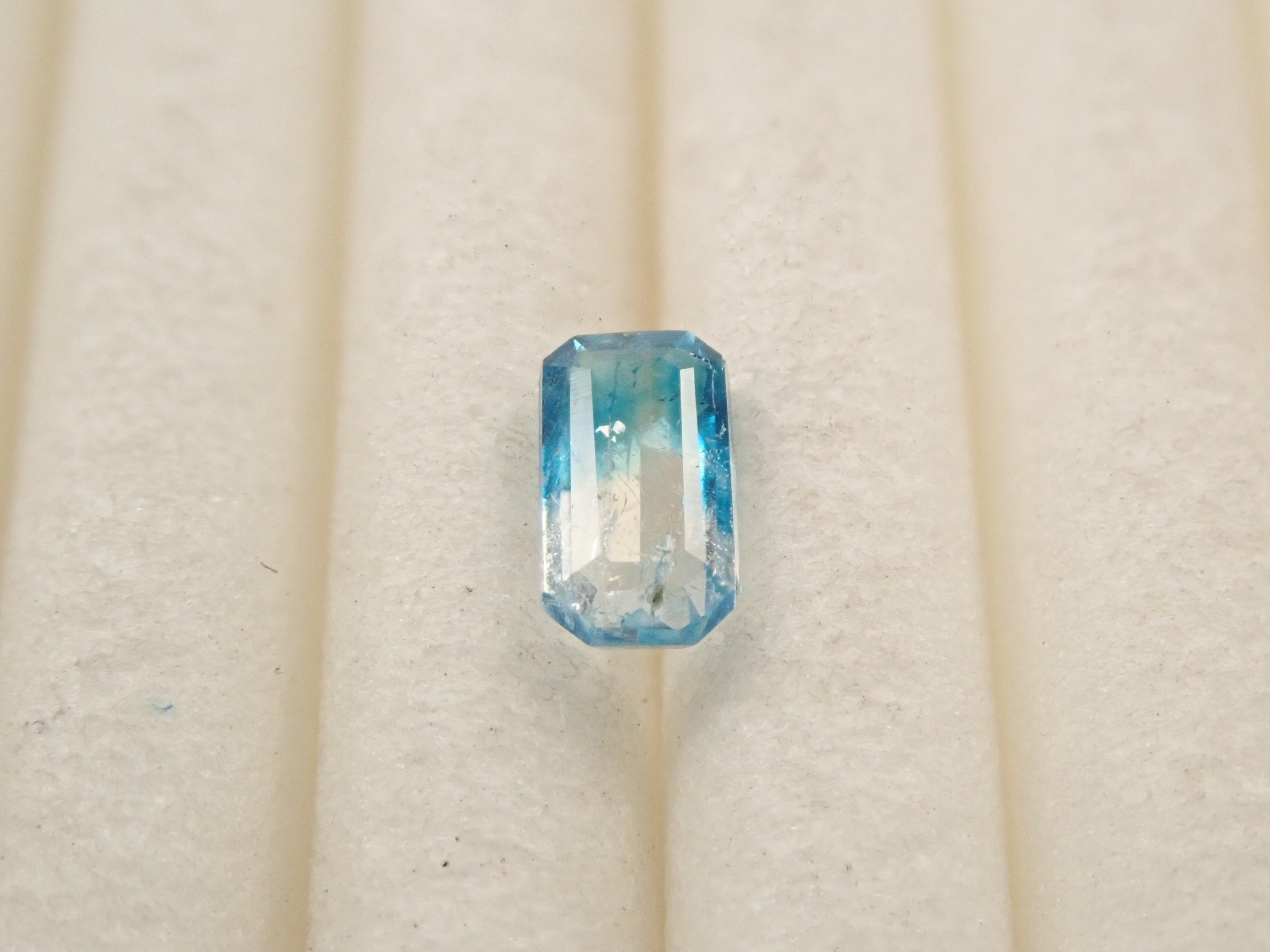 ジンバブエ産バイカラーユークレース 0.196ctルース