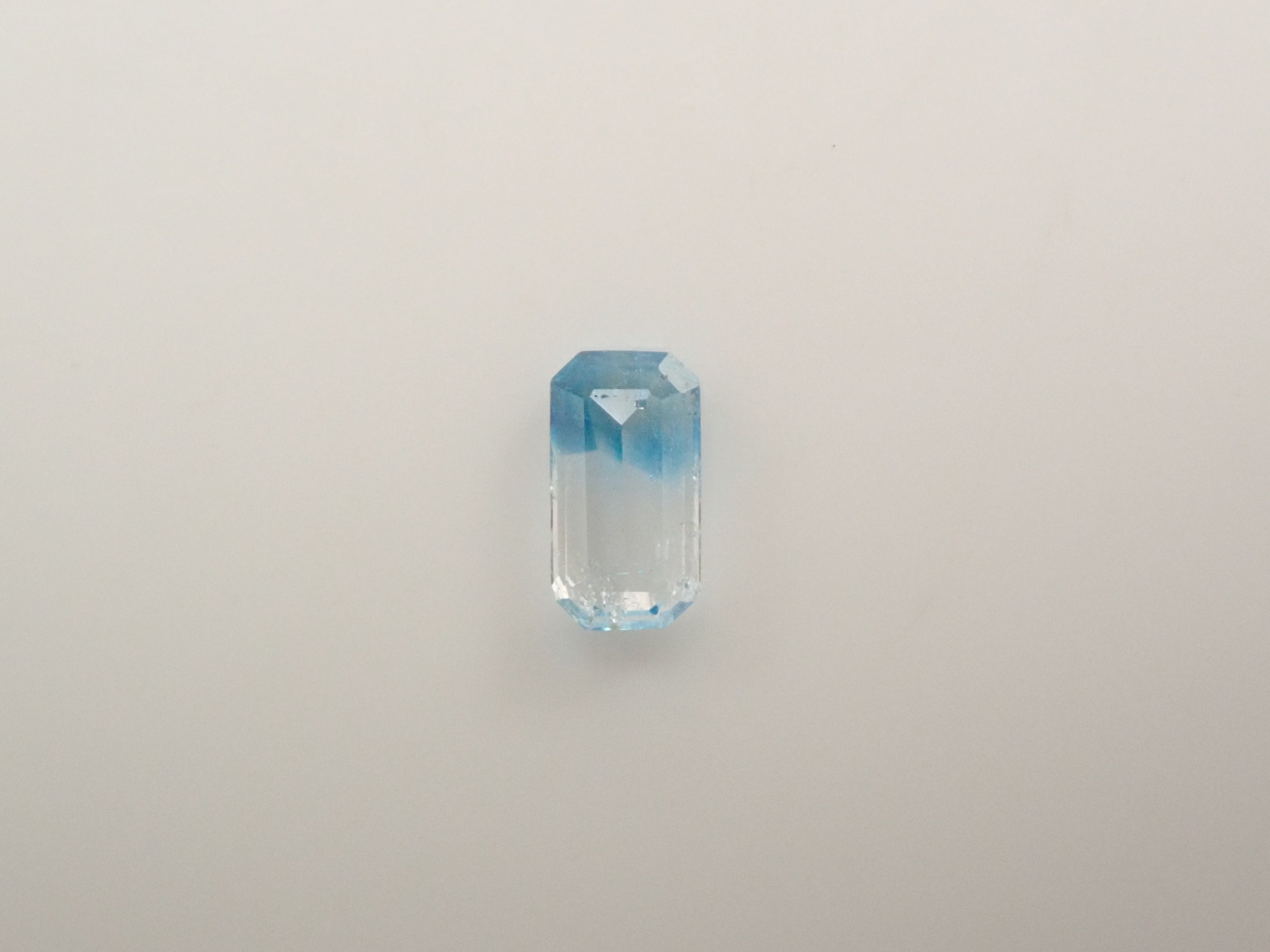 ジンバブエ産バイカラーユークレース 0.196ctルース