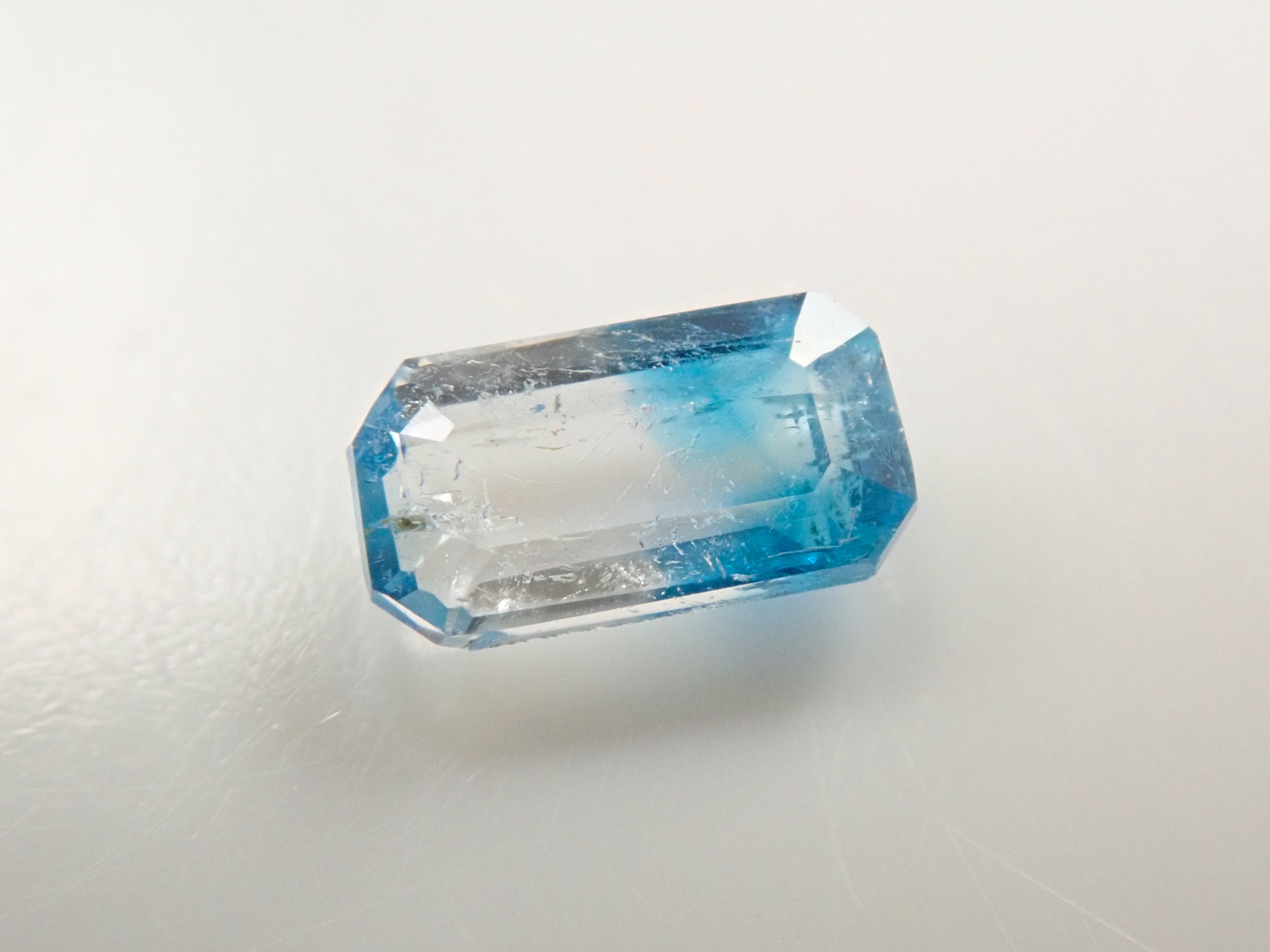 ジンバブエ産バイカラーユークレース 0.196ctルース