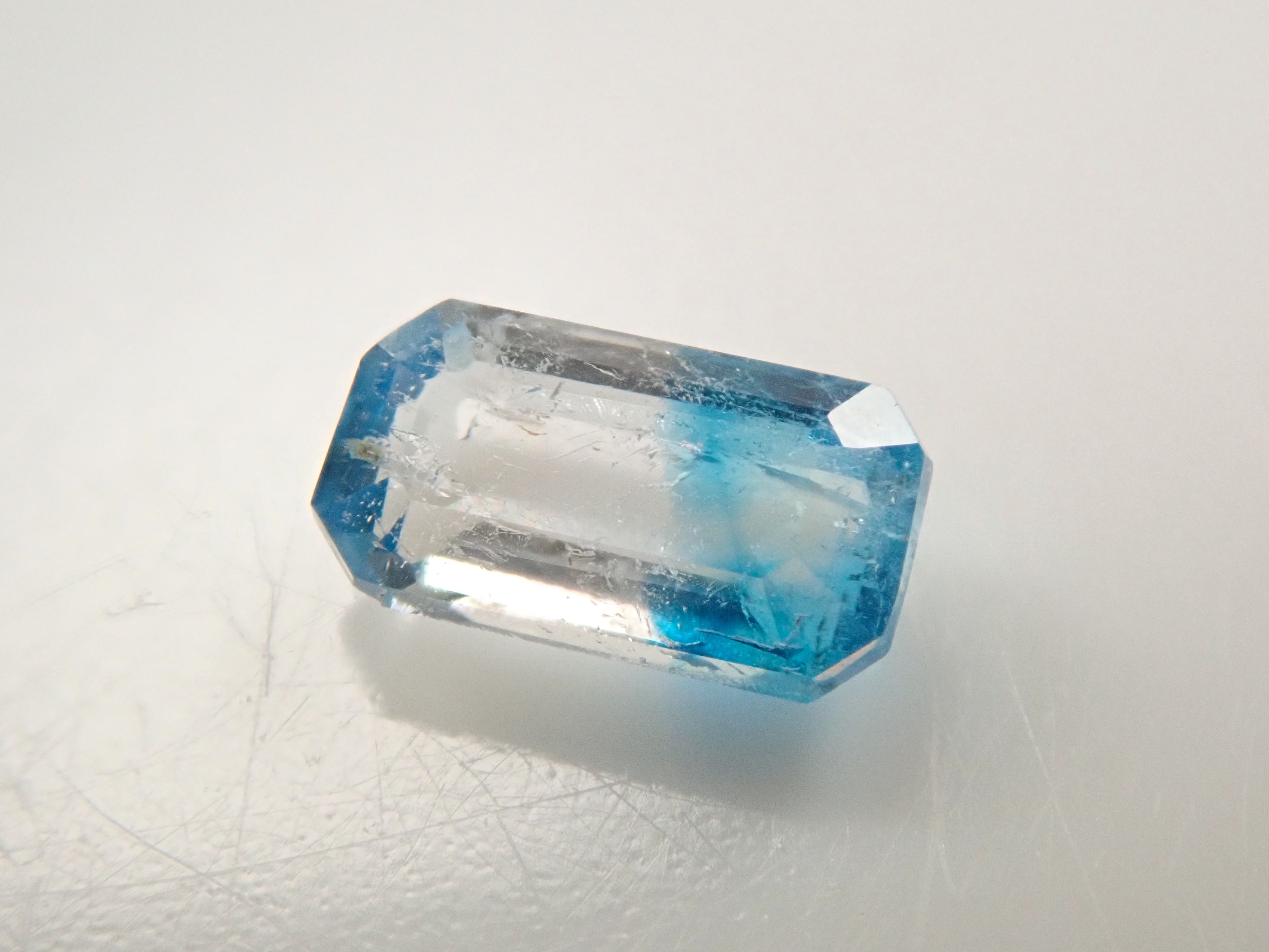 ジンバブエ産バイカラーユークレース 0.196ctルース