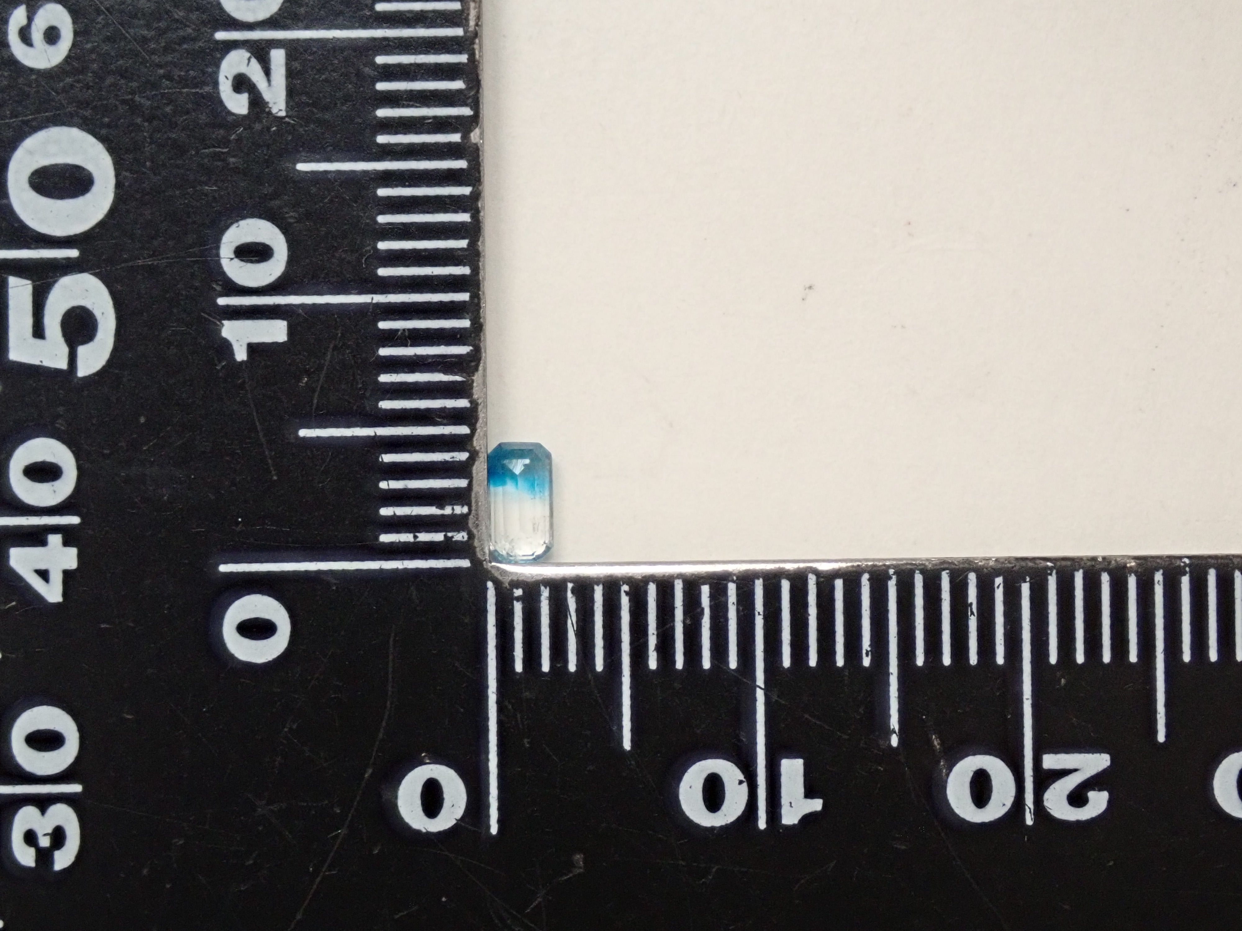 ジンバブエ産バイカラーユークレース 0.196ctルース