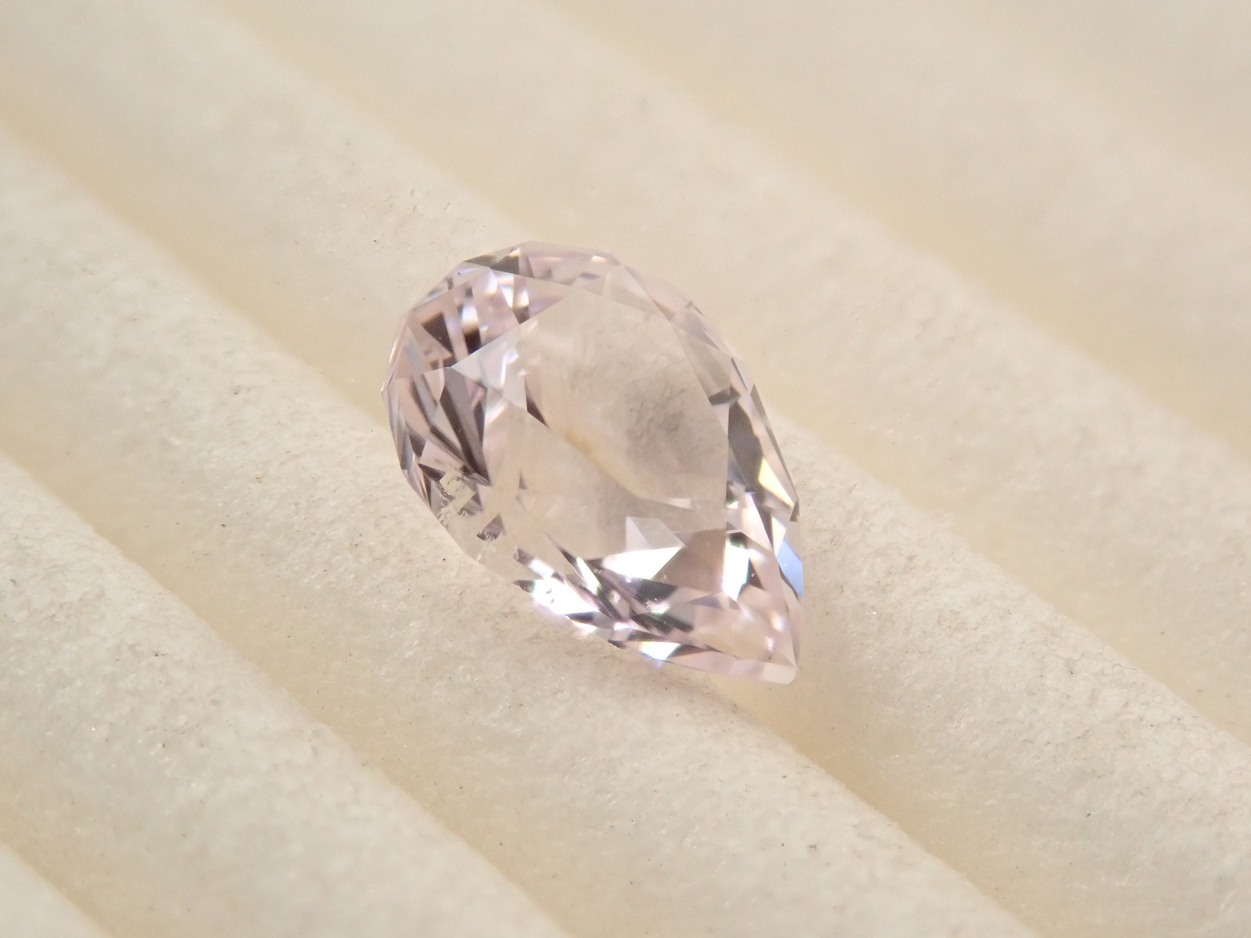 アフガニスタン産クンツァイト 0.753ctルース