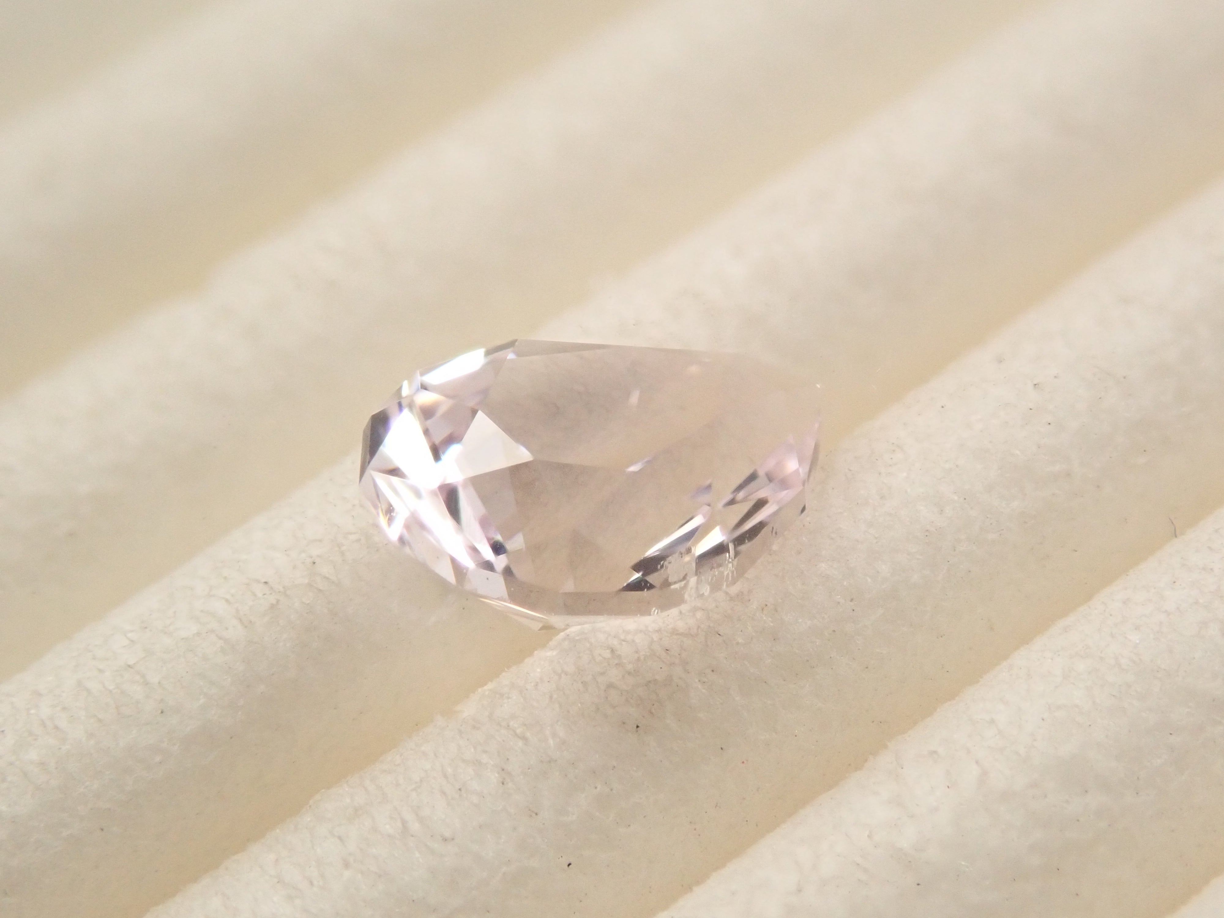 アフガニスタン産クンツァイト 0.753ctルース