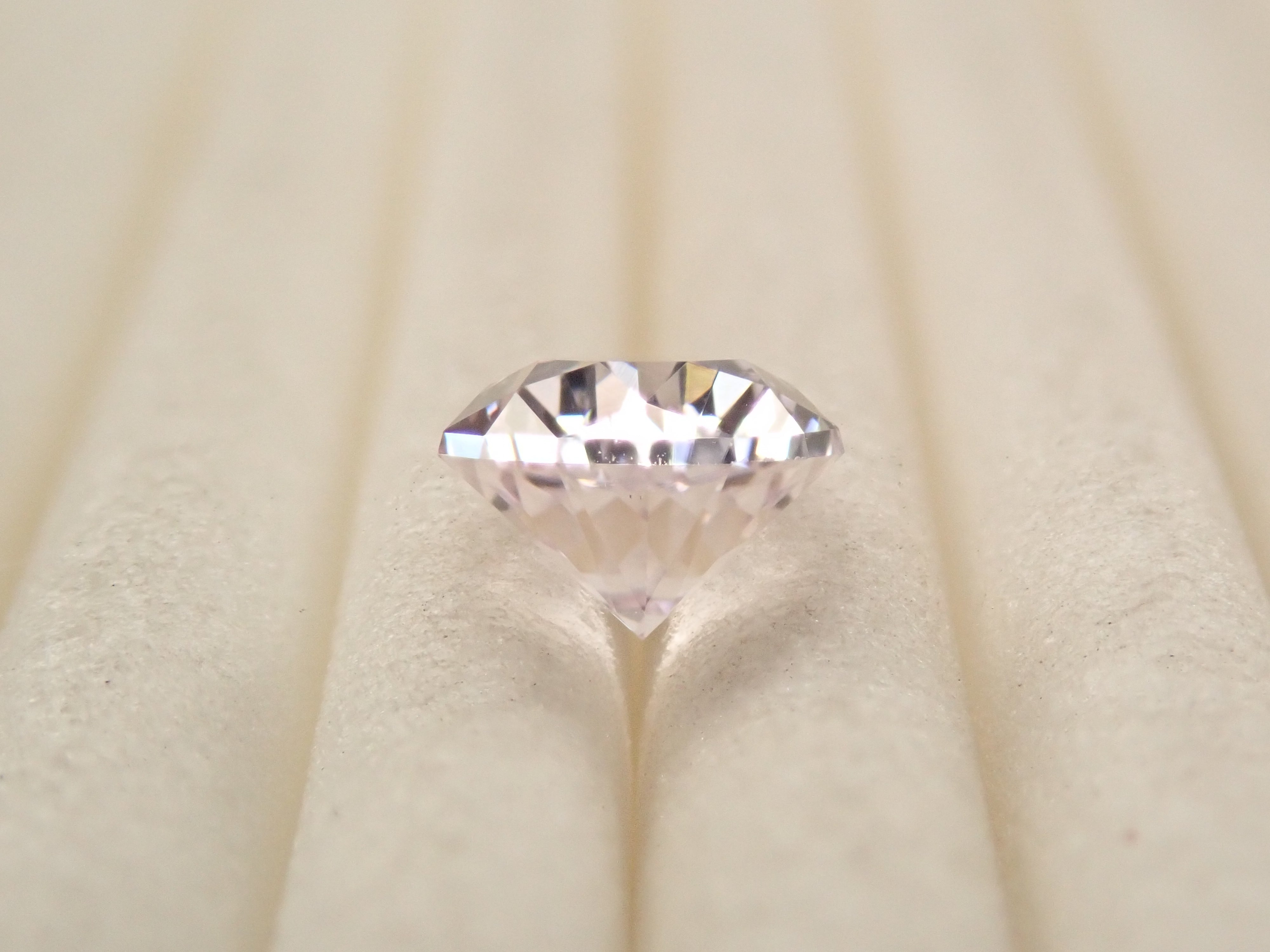 アフガニスタン産クンツァイト 0.753ctルース