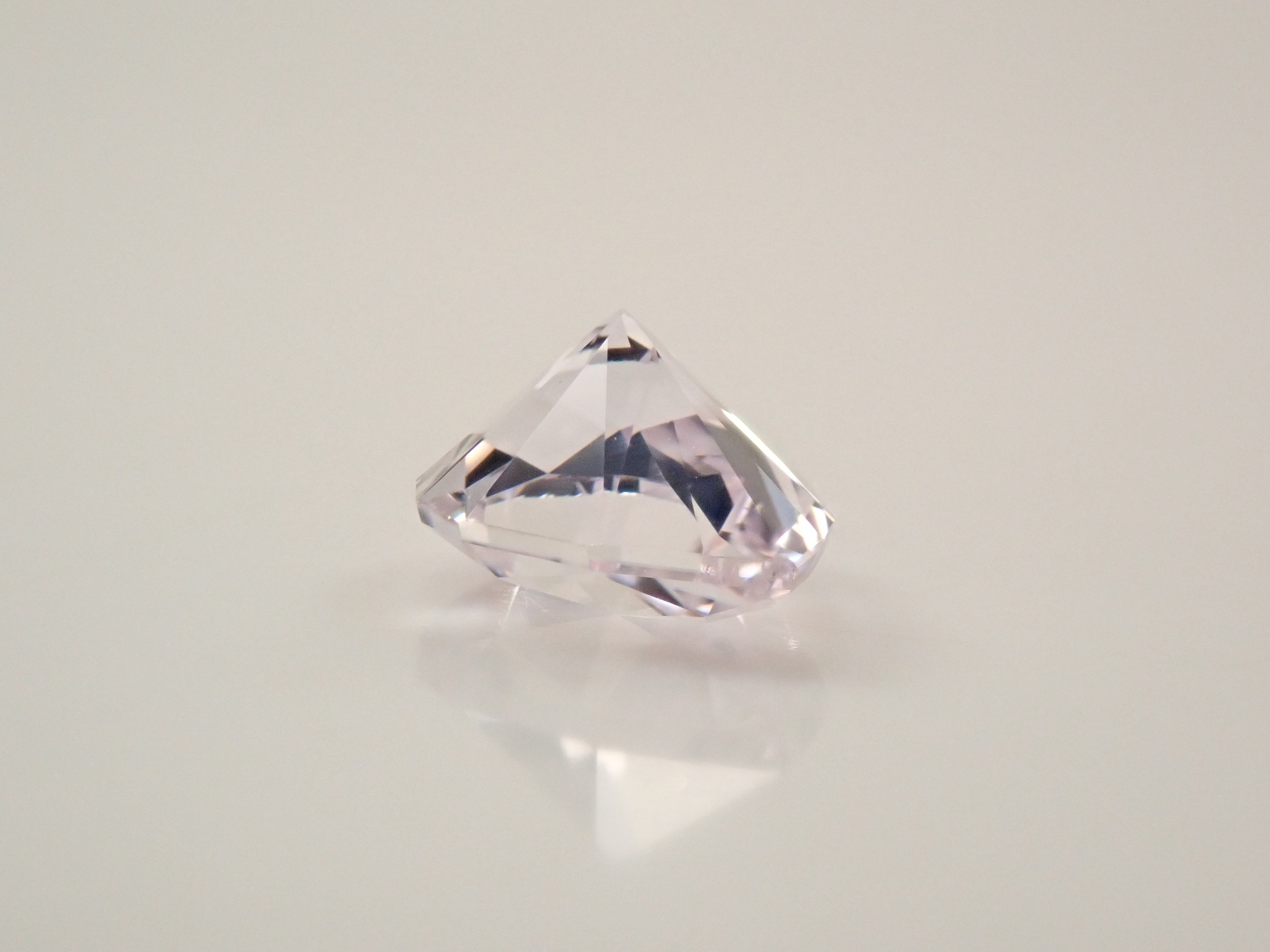 アフガニスタン産クンツァイト 0.753ctルース