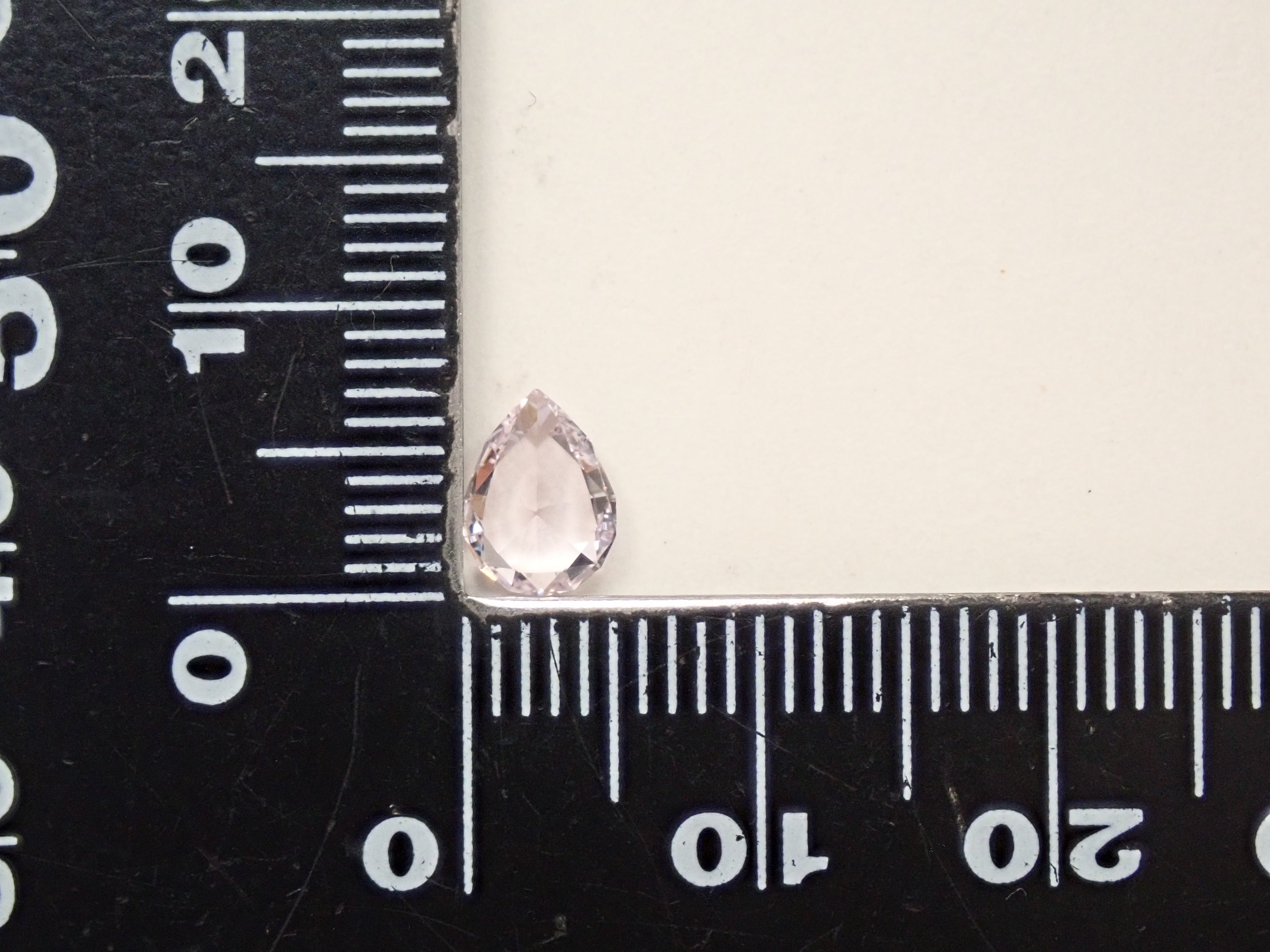 アフガニスタン産クンツァイト 0.753ctルース