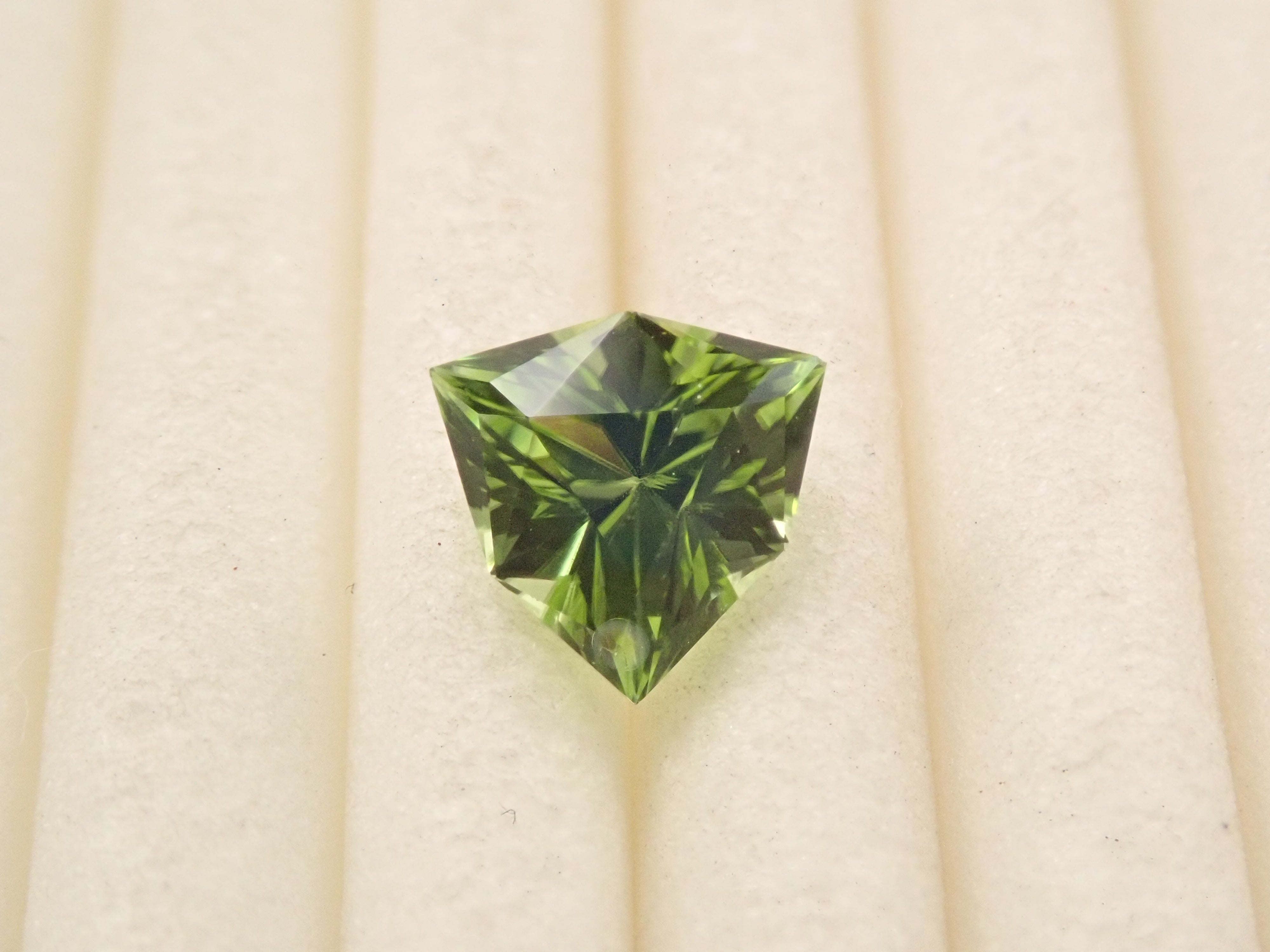 アメリカ産ペリドット 0.573ctルース（リリーパッドインクルージョン）