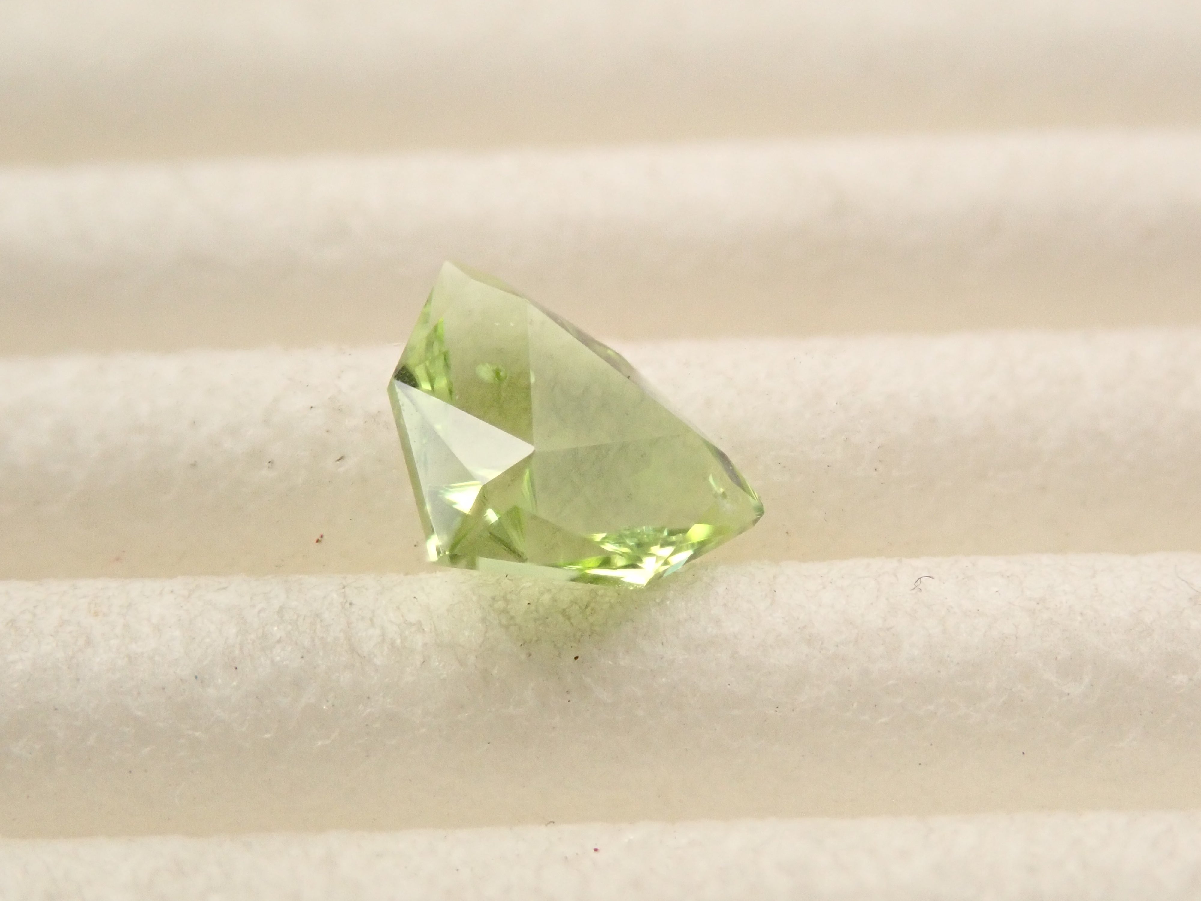 アメリカ産ペリドット 0.573ctルース（リリーパッドインクルージョン）