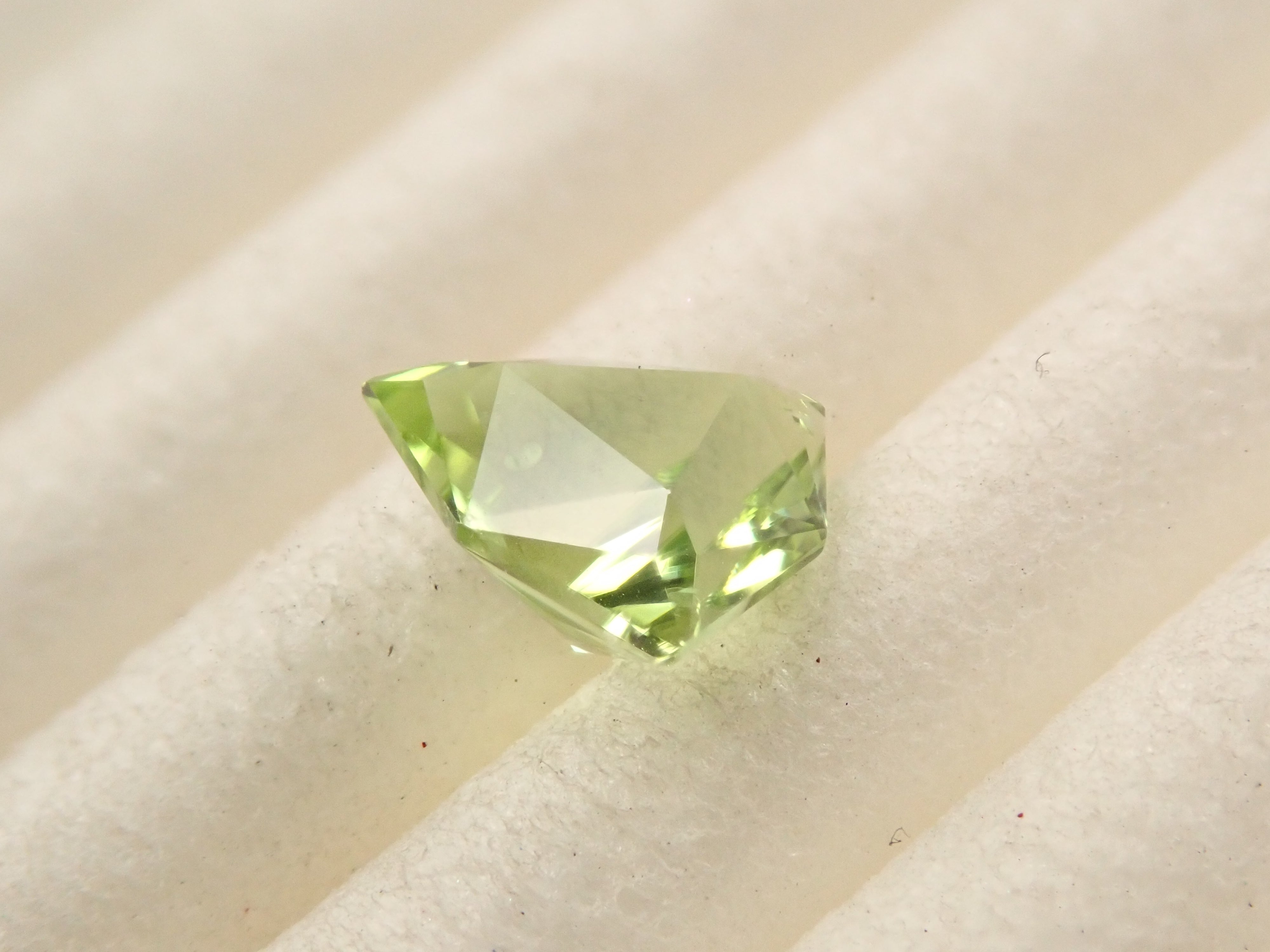 アメリカ産ペリドット 0.573ctルース（リリーパッドインクルージョン）