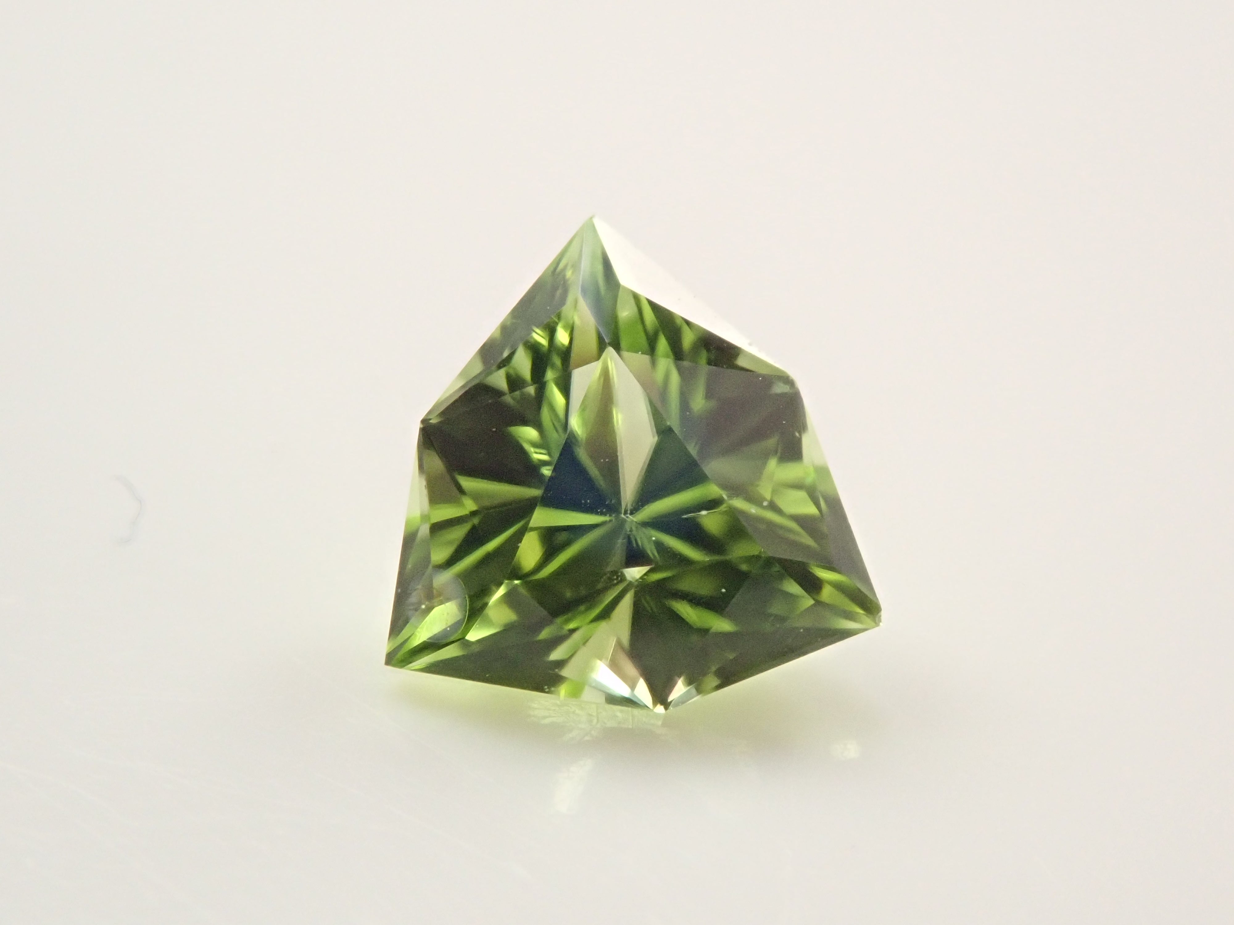 アメリカ産ペリドット 0.573ctルース（リリーパッドインクルージョン）