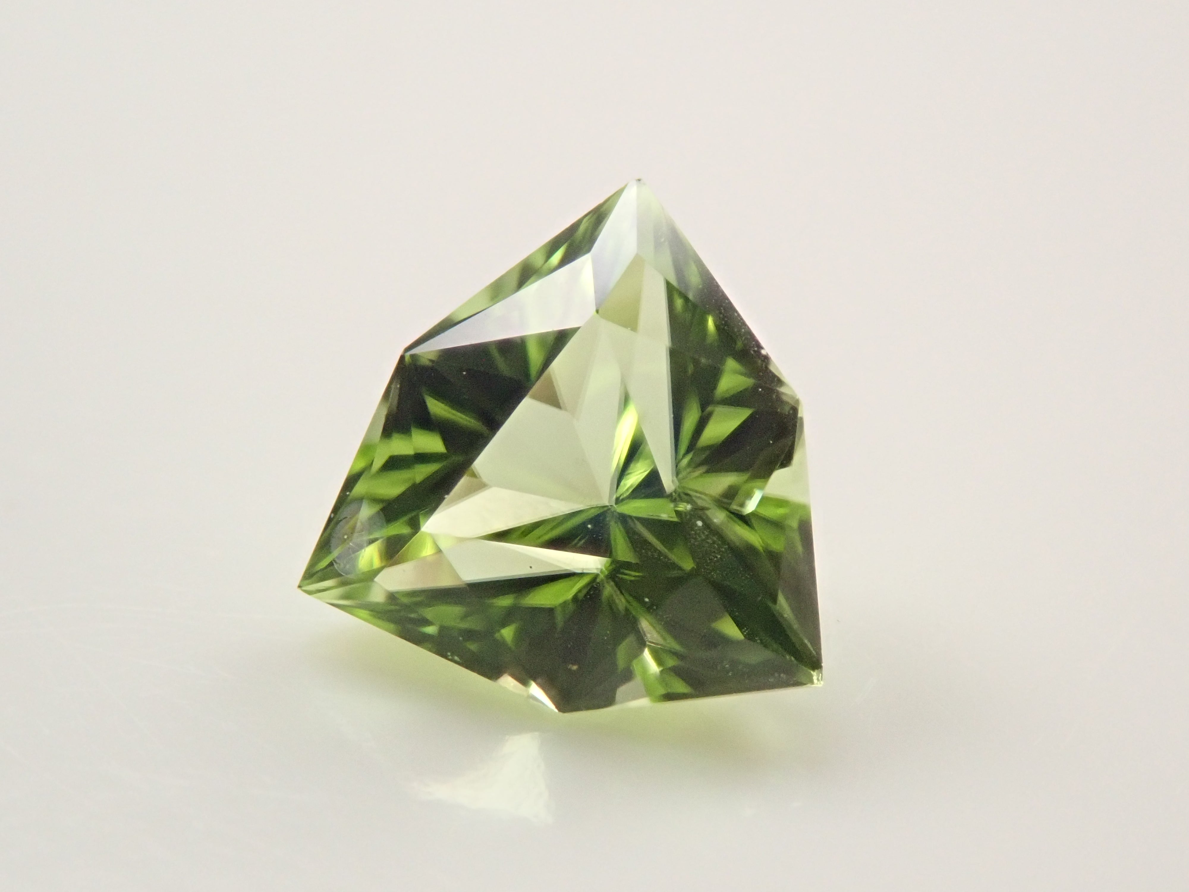 アメリカ産ペリドット 0.573ctルース（リリーパッドインクルージョン）