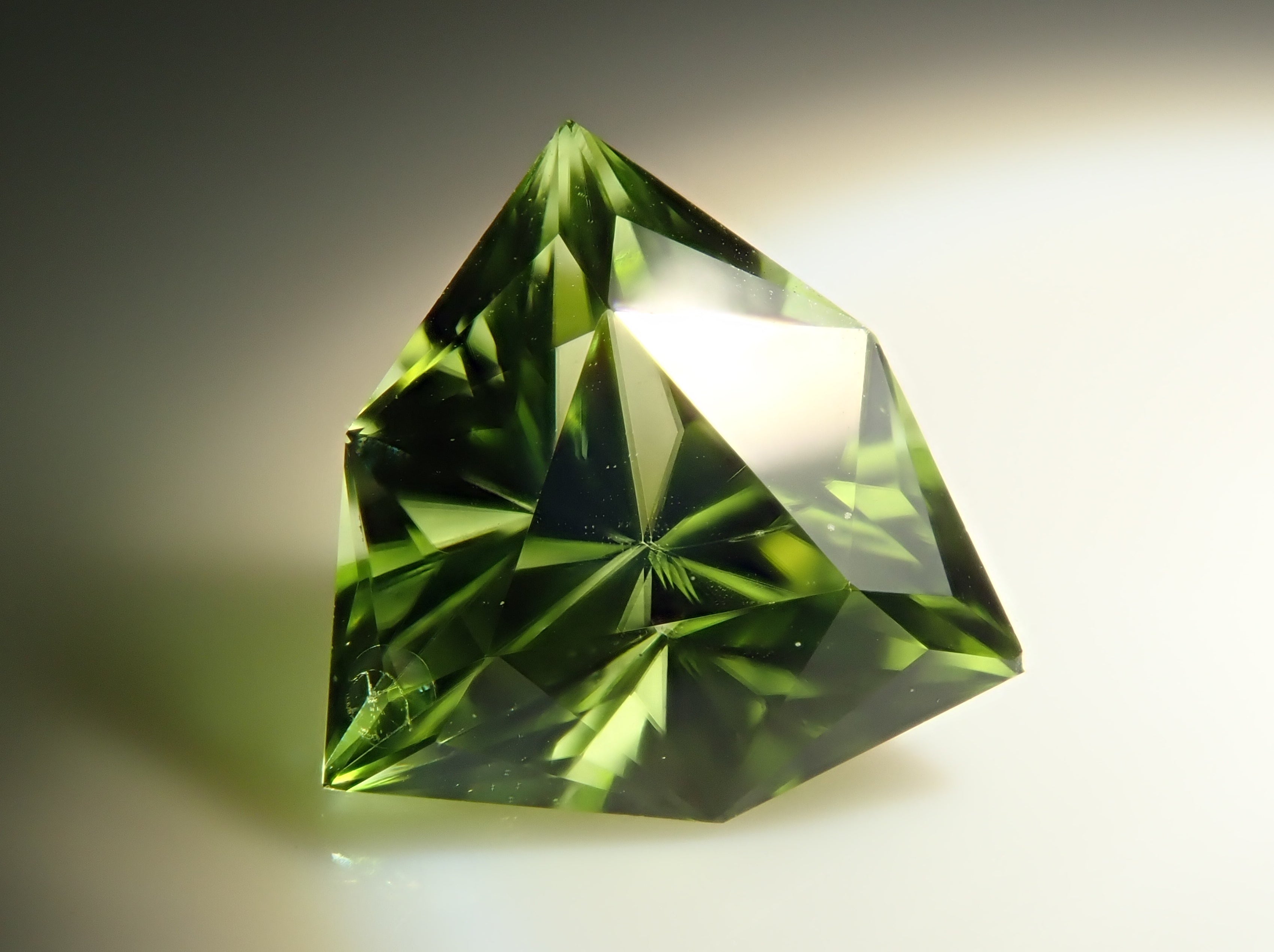 アメリカ産ペリドット 0.573ctルース（リリーパッドインクルージョン）