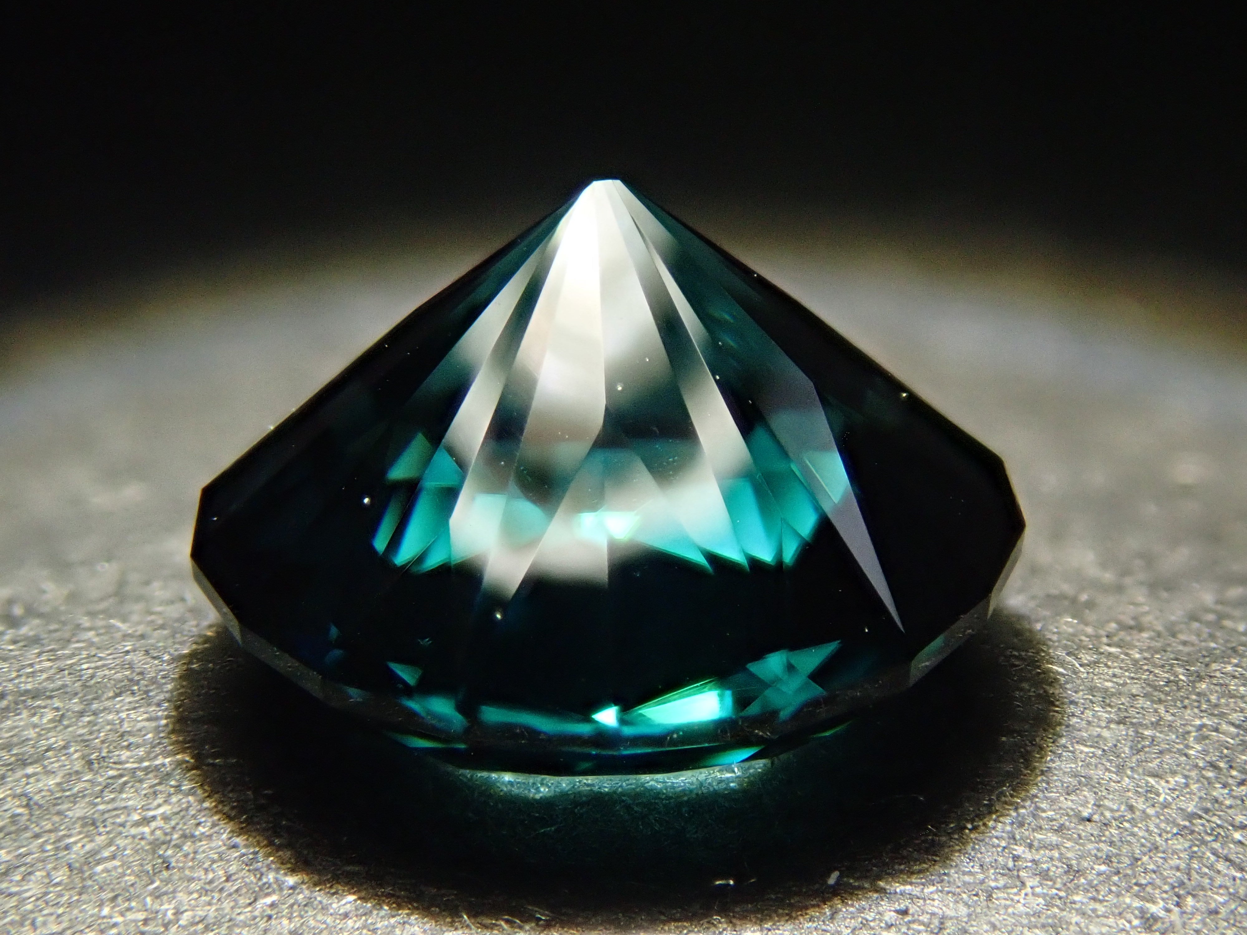 アフガニスタン産グリーントルマリン 7.8mm/1.738ctルース