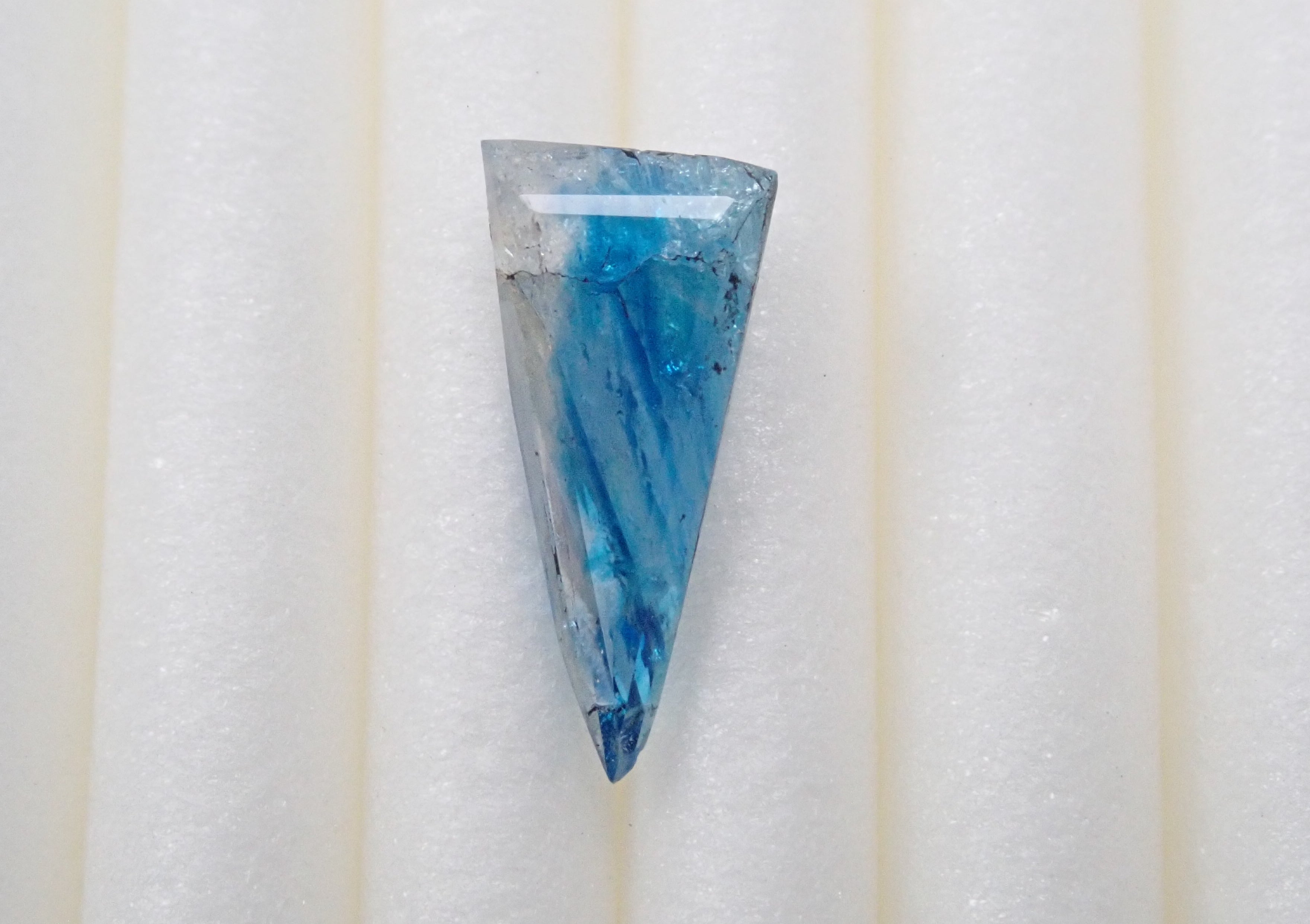 [On sale at 10pm on 10/16] Zimbabwean bicolor euclase 0.710ct loose stone