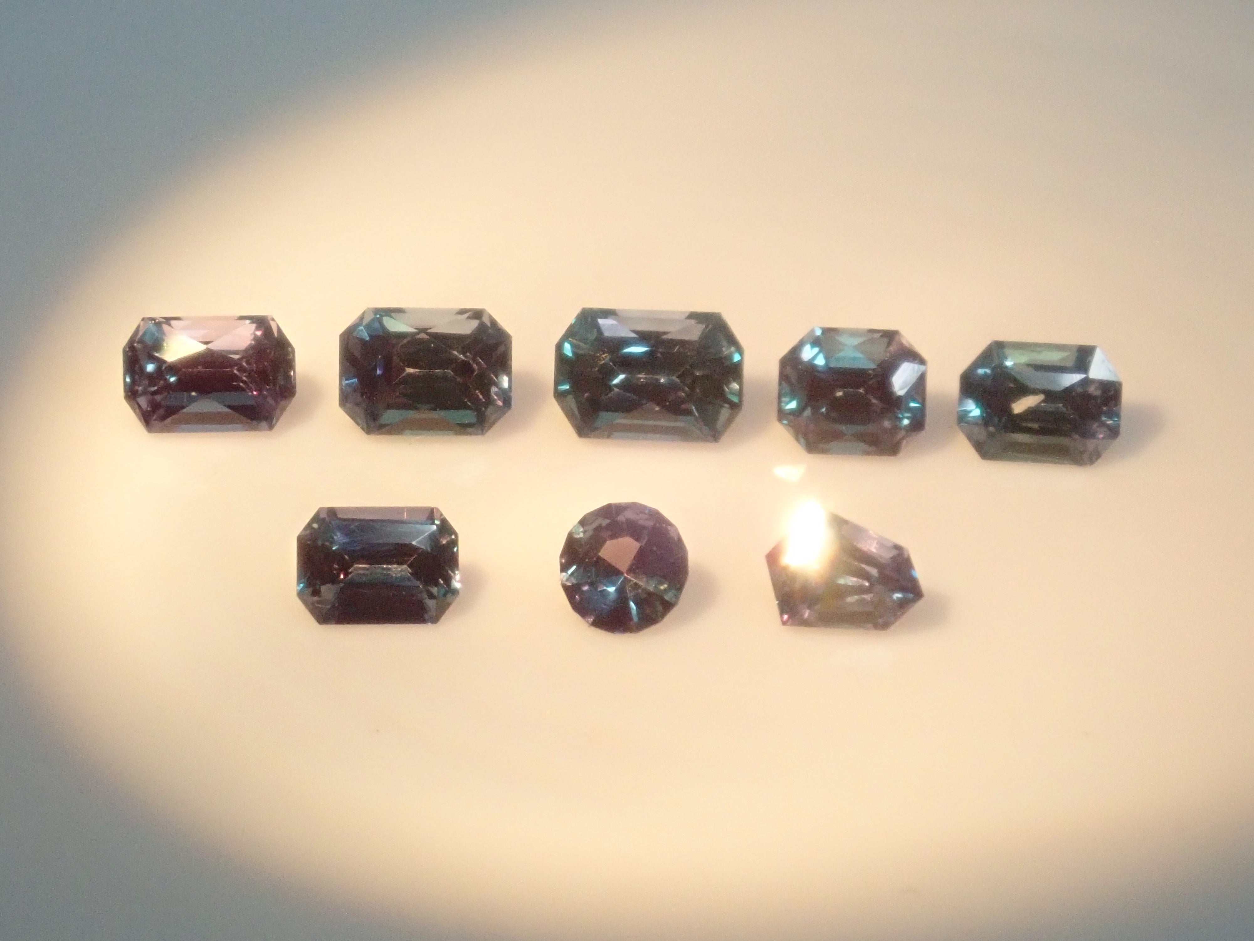 【11/8 22時販売】《限定8石》合成アレキサンドライト1石ルース（サンジェ氏のカスタムカット,シールドカット,オクタゴナルカットなど)《複数購入割引有》