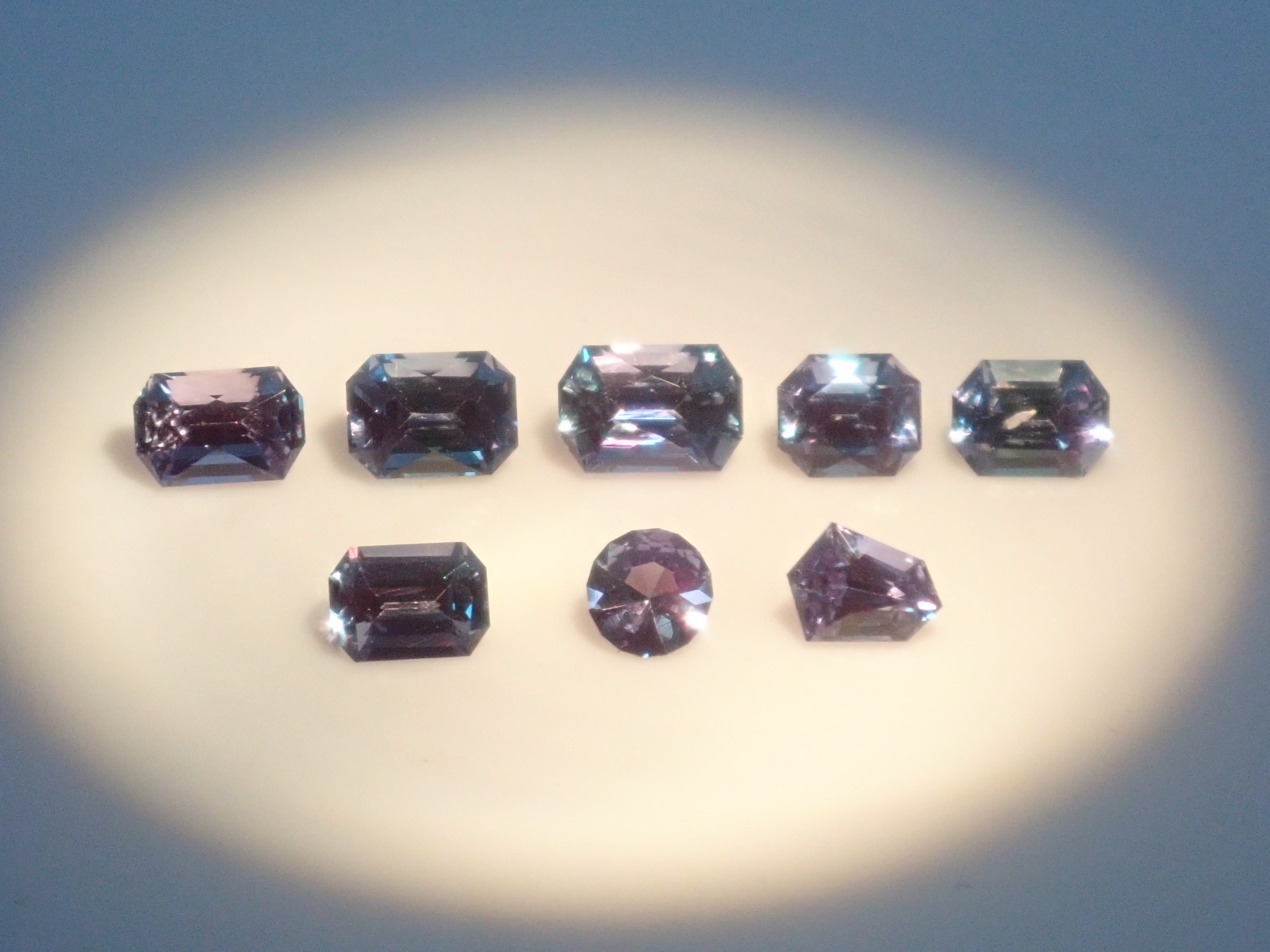 【11/8 22時販売】《限定8石》合成アレキサンドライト1石ルース（サンジェ氏のカスタムカット,シールドカット,オクタゴナルカットなど)《複数購入割引有》