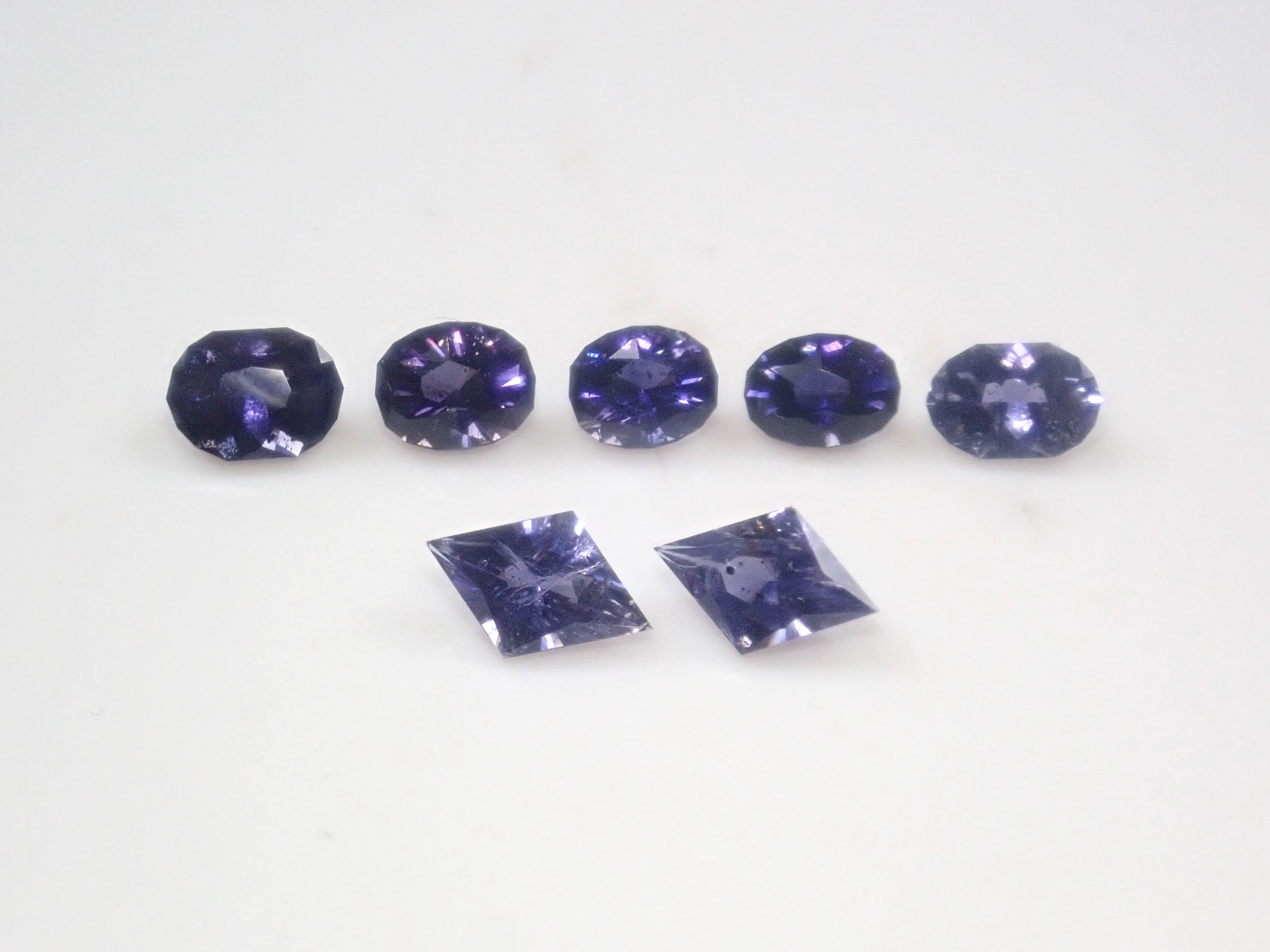 【11/8 22時販売】《限定7石》インド産アイオライトサンストーン1石ルース (サンジェ氏のカスタムカット) 《複数購入割引有》　