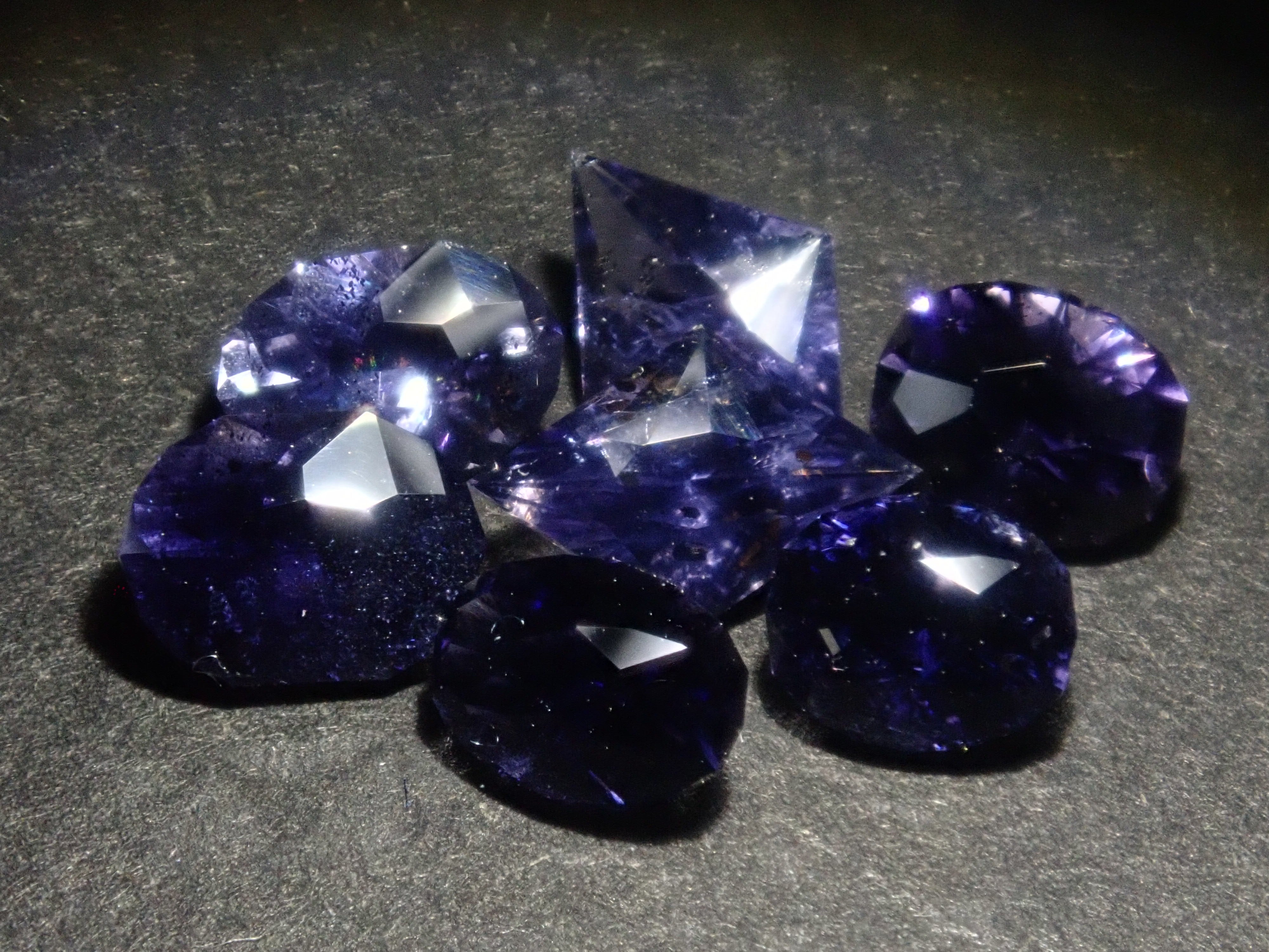 【11/8 22時販売】《限定7石》インド産アイオライトサンストーン1石ルース (サンジェ氏のカスタムカット) 《複数購入割引有》　