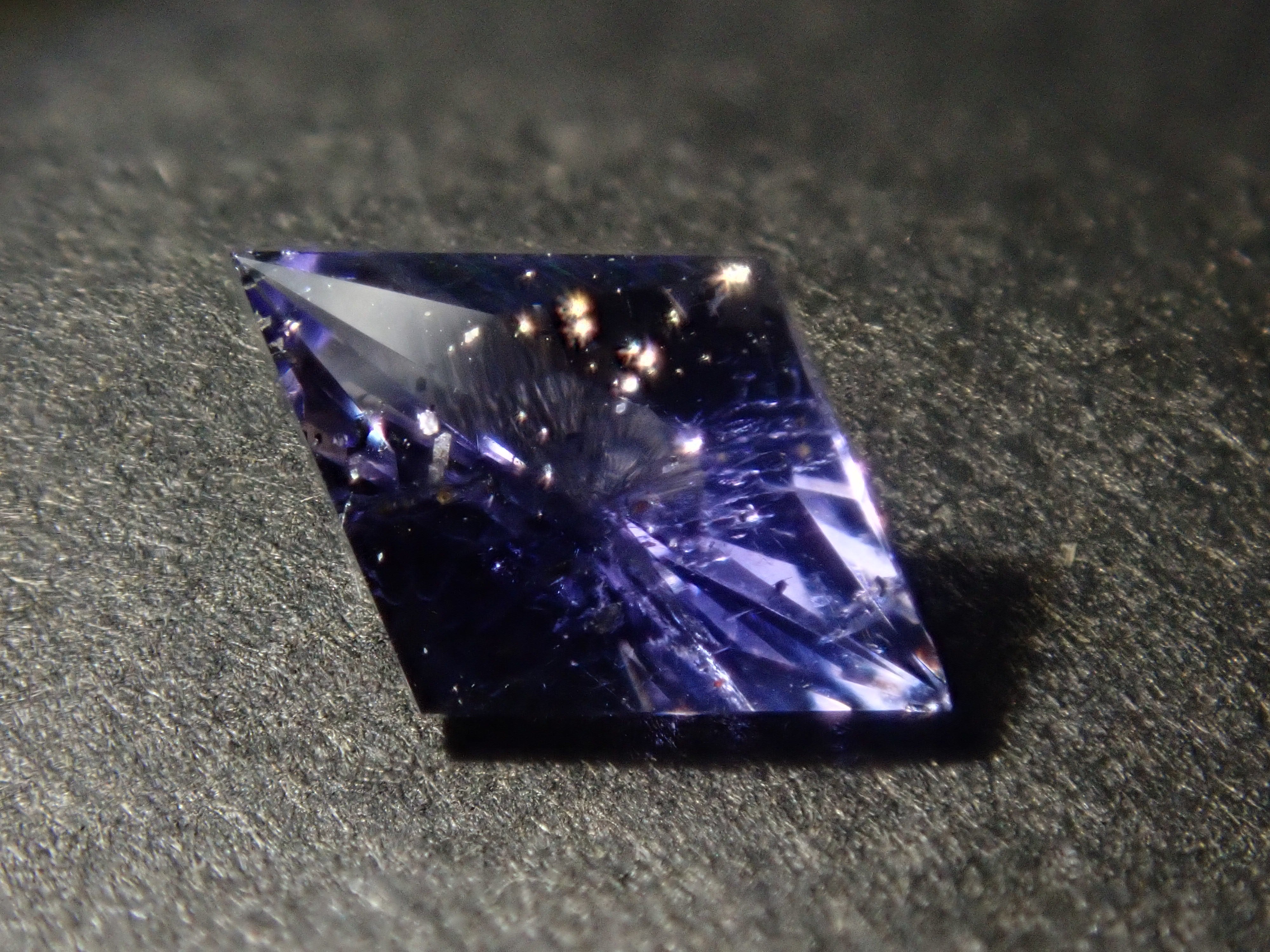 【11/8 22時販売】《限定7石》インド産アイオライトサンストーン1石ルース (サンジェ氏のカスタムカット) 《複数購入割引有》　