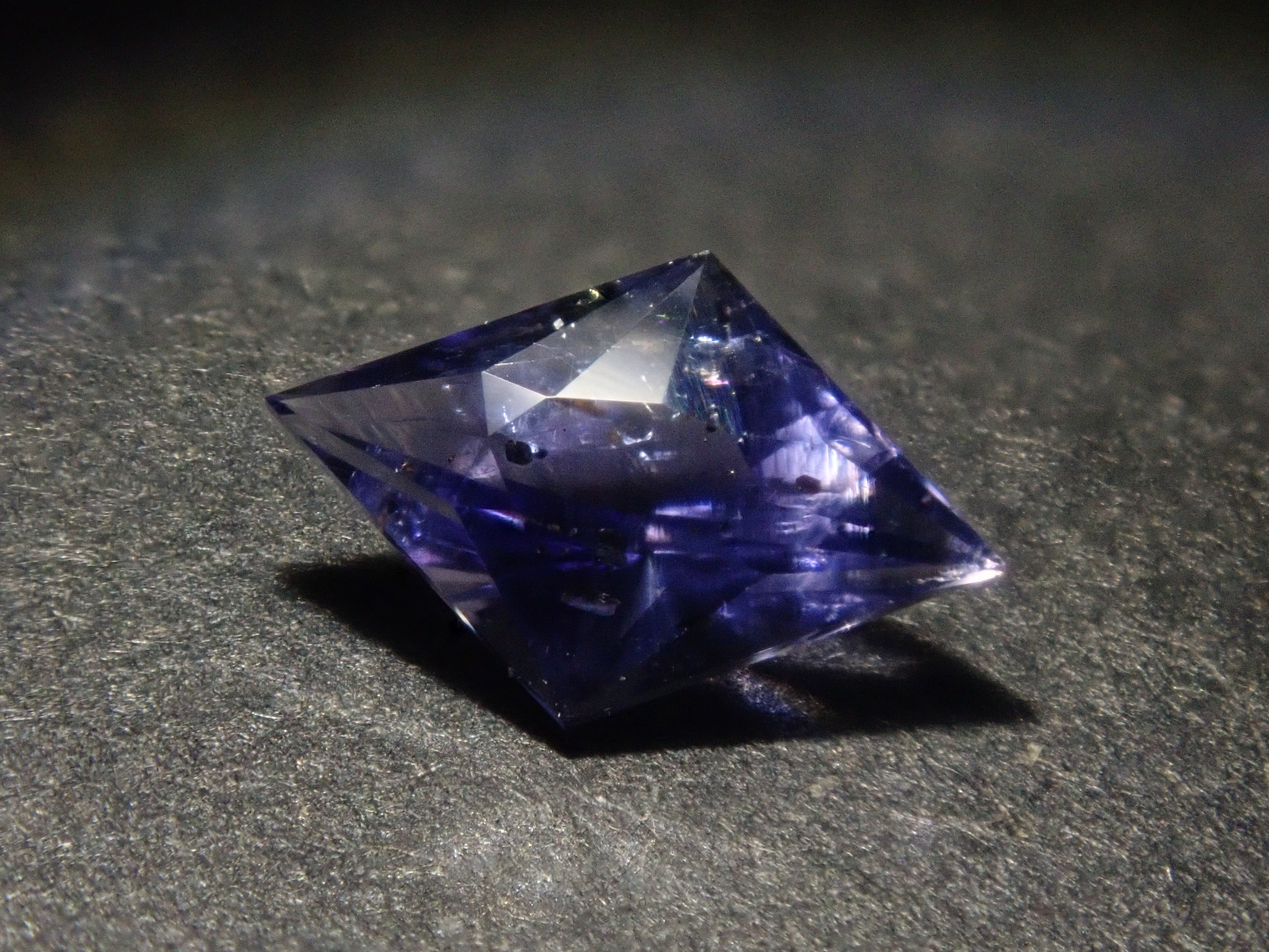 【11/8 22時販売】《限定7石》インド産アイオライトサンストーン1石ルース (サンジェ氏のカスタムカット) 《複数購入割引有》　