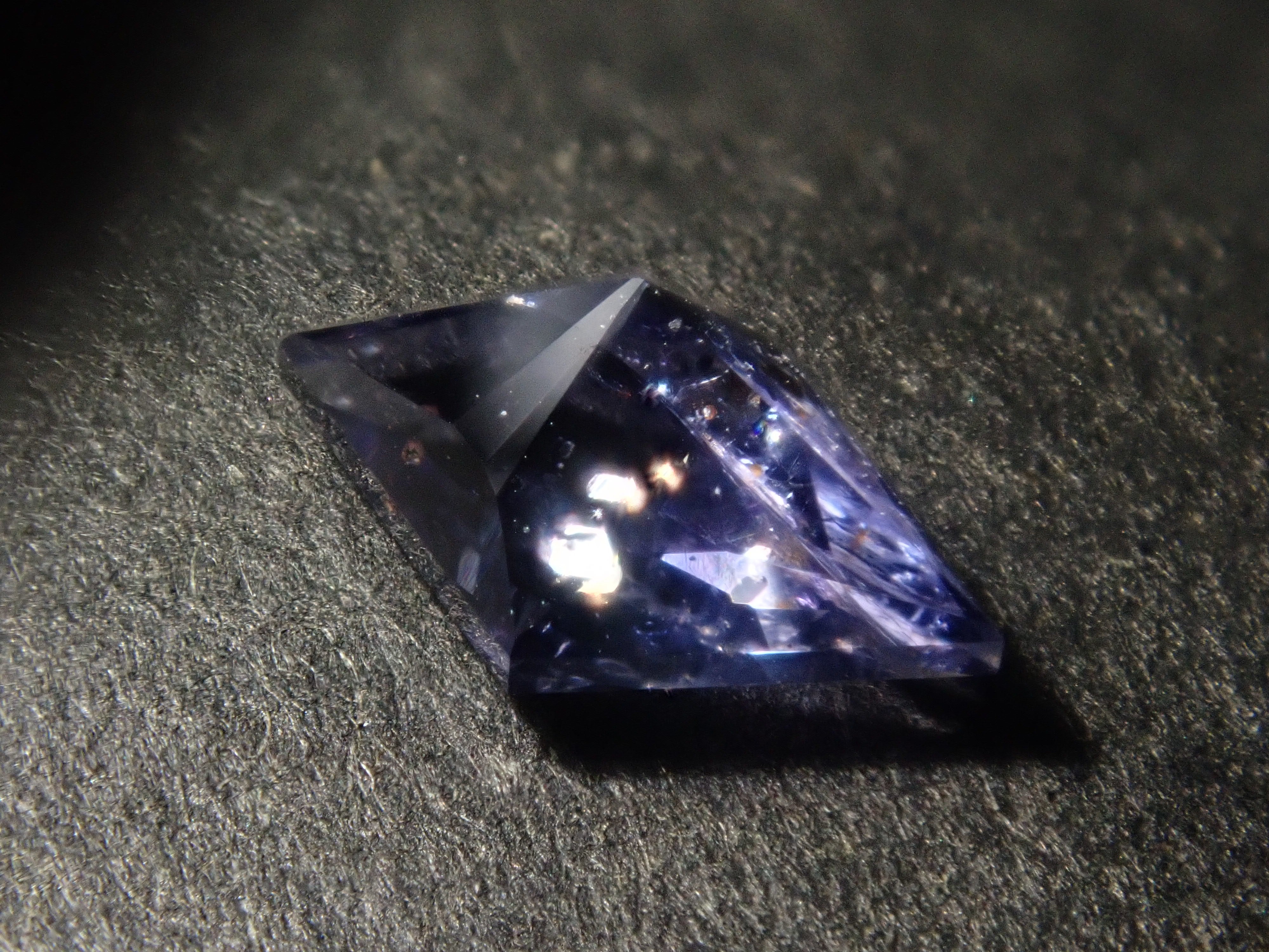 【11/8 22時販売】《限定7石》インド産アイオライトサンストーン1石ルース (サンジェ氏のカスタムカット) 《複数購入割引有》　