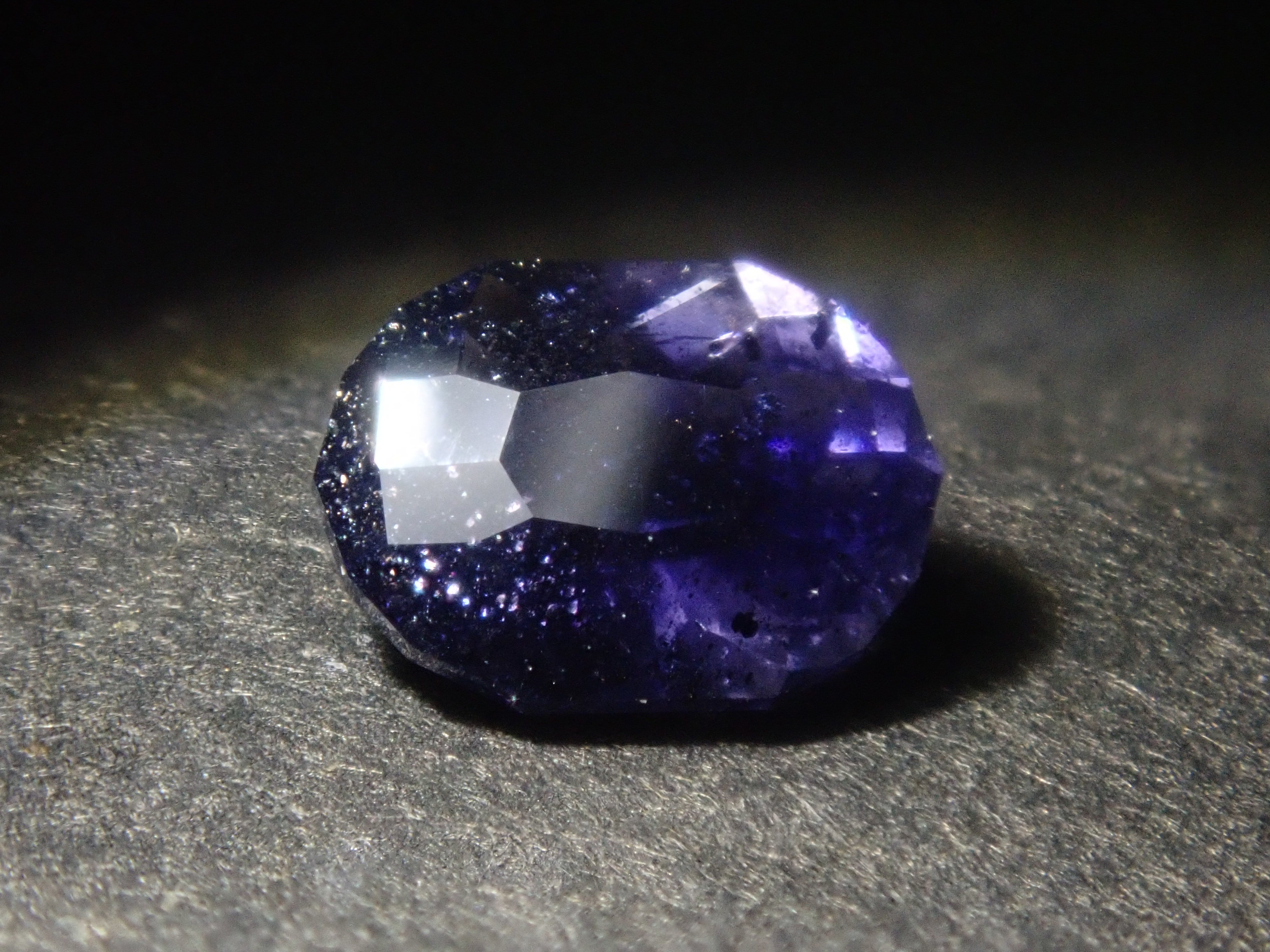 【11/8 22時販売】《限定7石》インド産アイオライトサンストーン1石ルース (サンジェ氏のカスタムカット) 《複数購入割引有》　