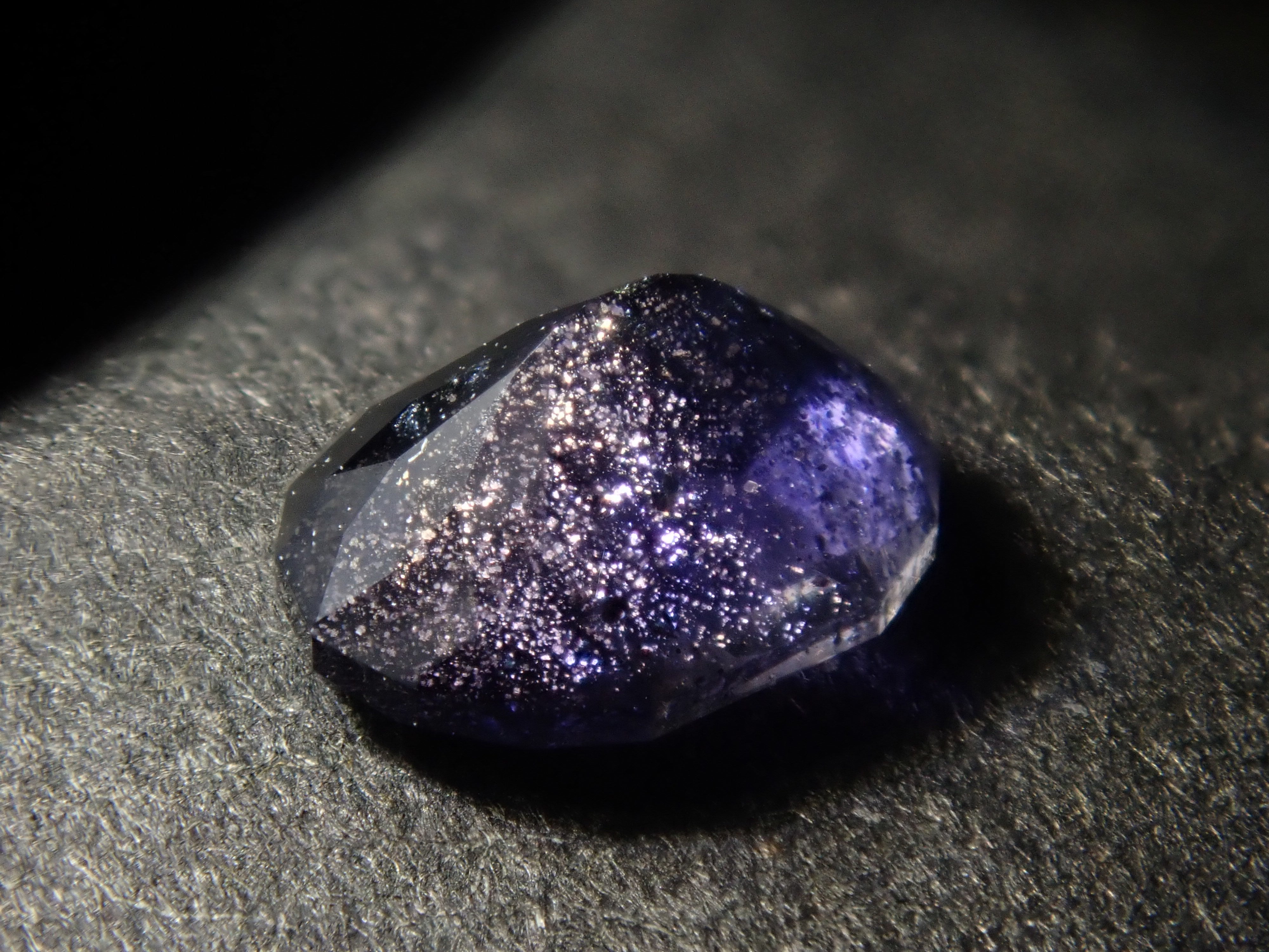 【11/8 22時販売】《限定7石》インド産アイオライトサンストーン1石ルース (サンジェ氏のカスタムカット) 《複数購入割引有》　