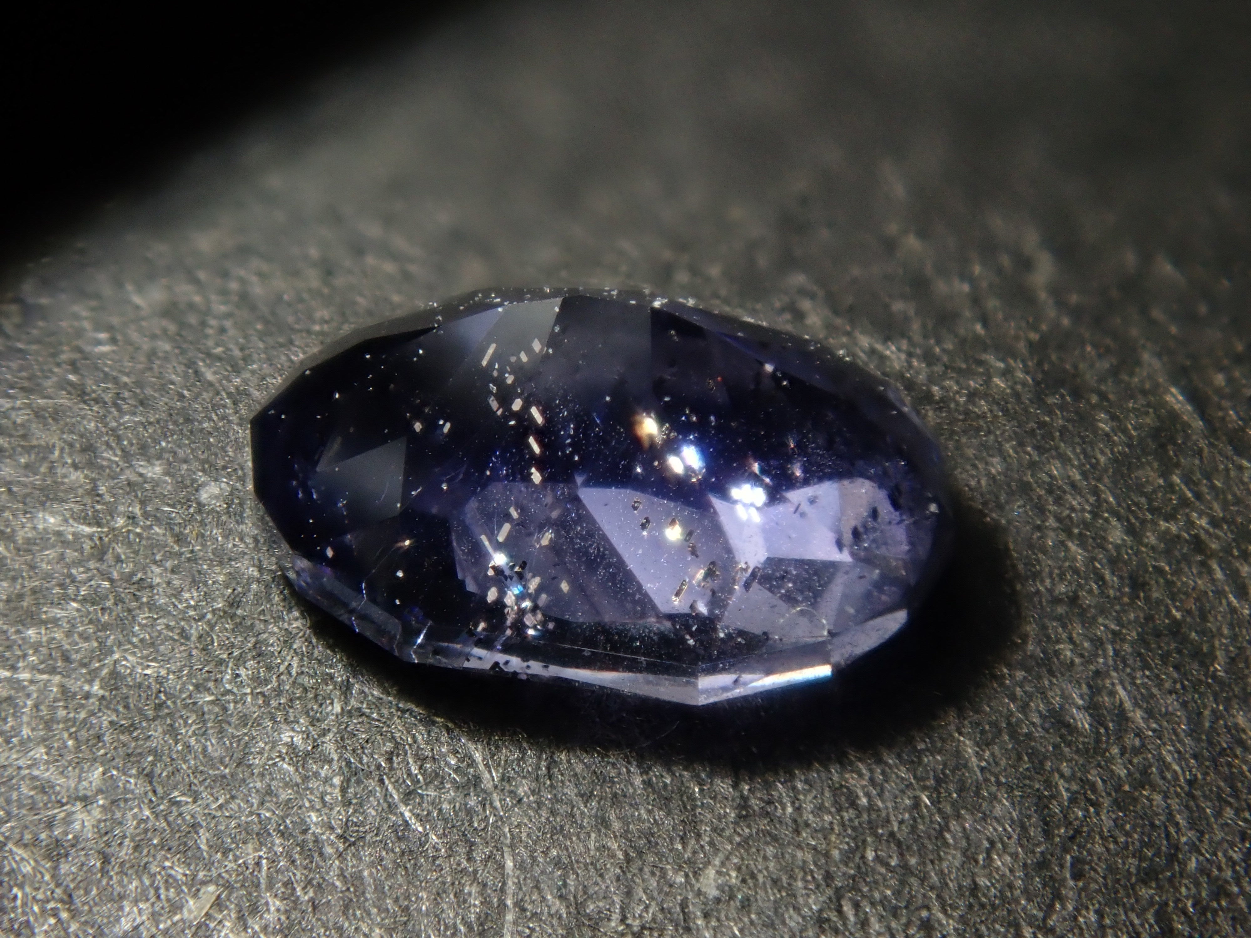 【11/8 22時販売】《限定7石》インド産アイオライトサンストーン1石ルース (サンジェ氏のカスタムカット) 《複数購入割引有》　