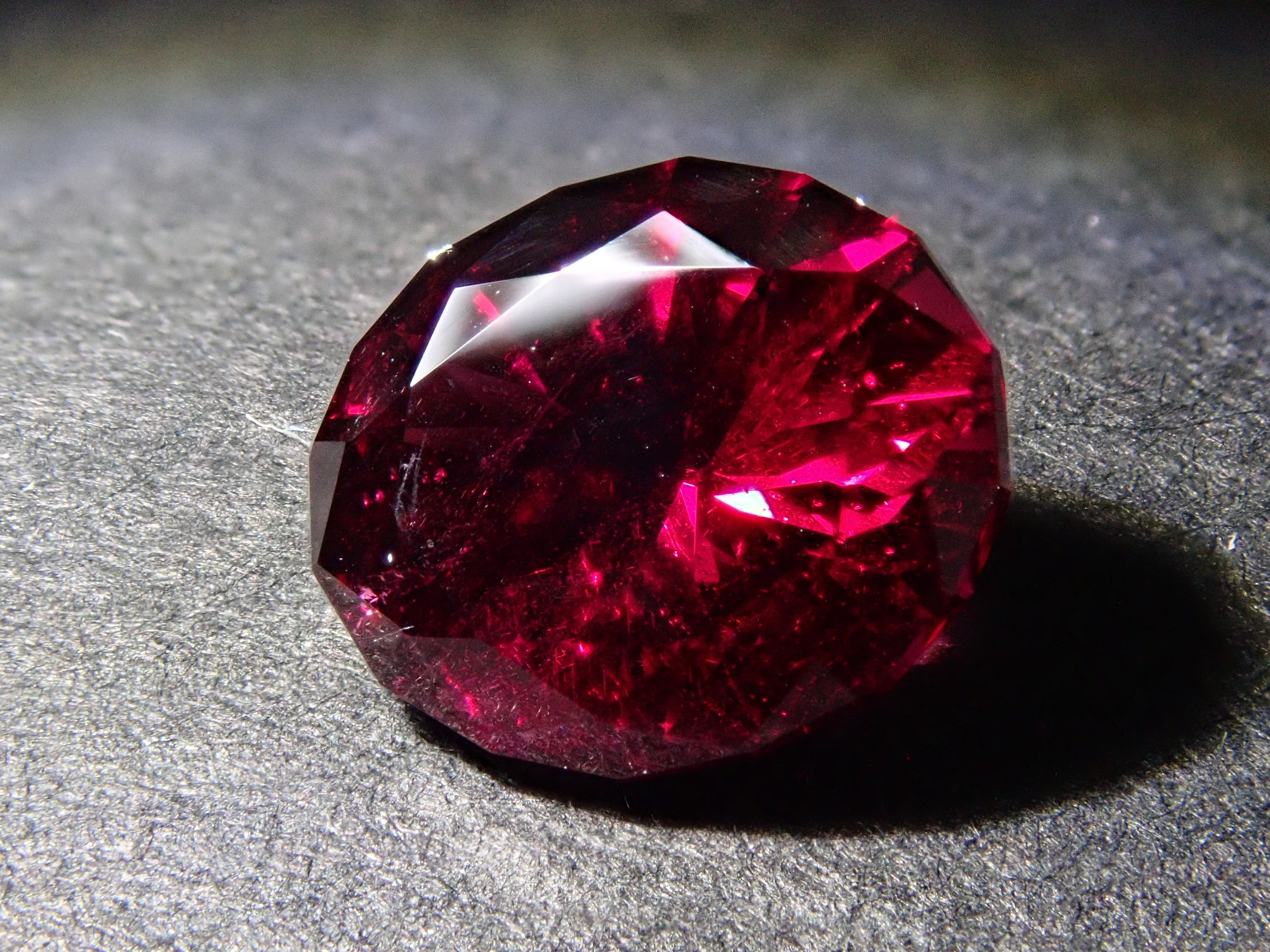 [12560329] Rhodolite Garnet 1.890ct Loose Stone
