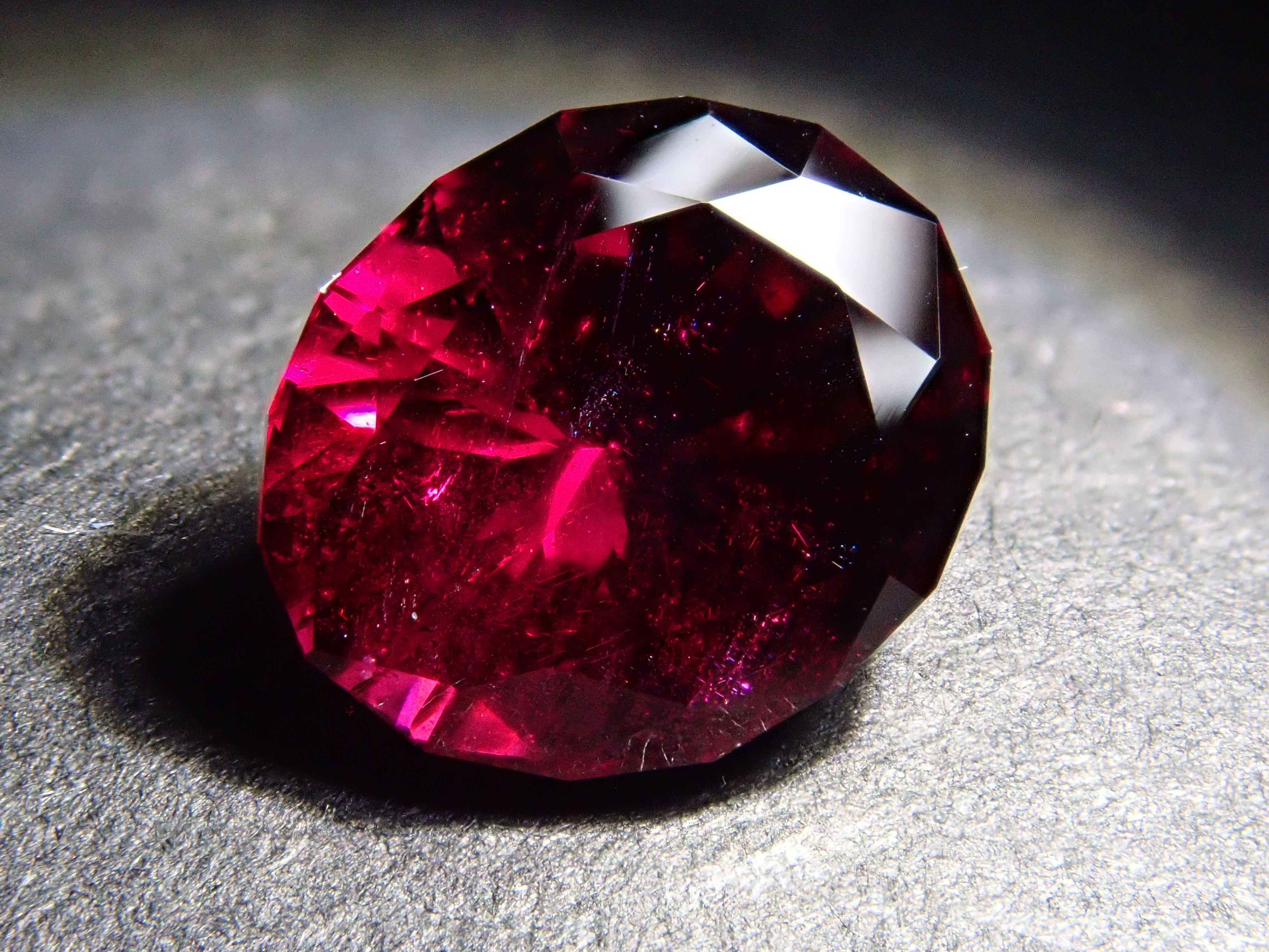 [12560329] Rhodolite Garnet 1.890ct Loose Stone