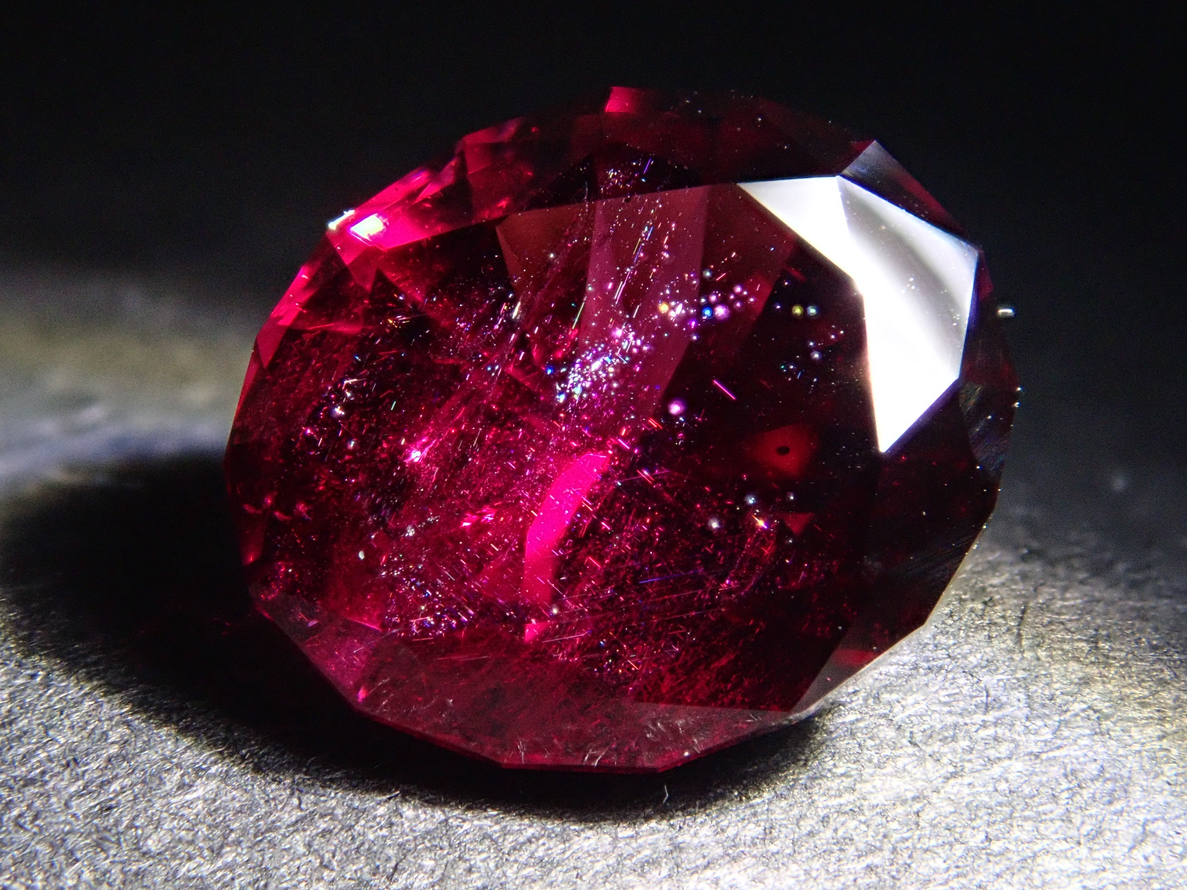 [12560329] Rhodolite Garnet 1.890ct Loose Stone