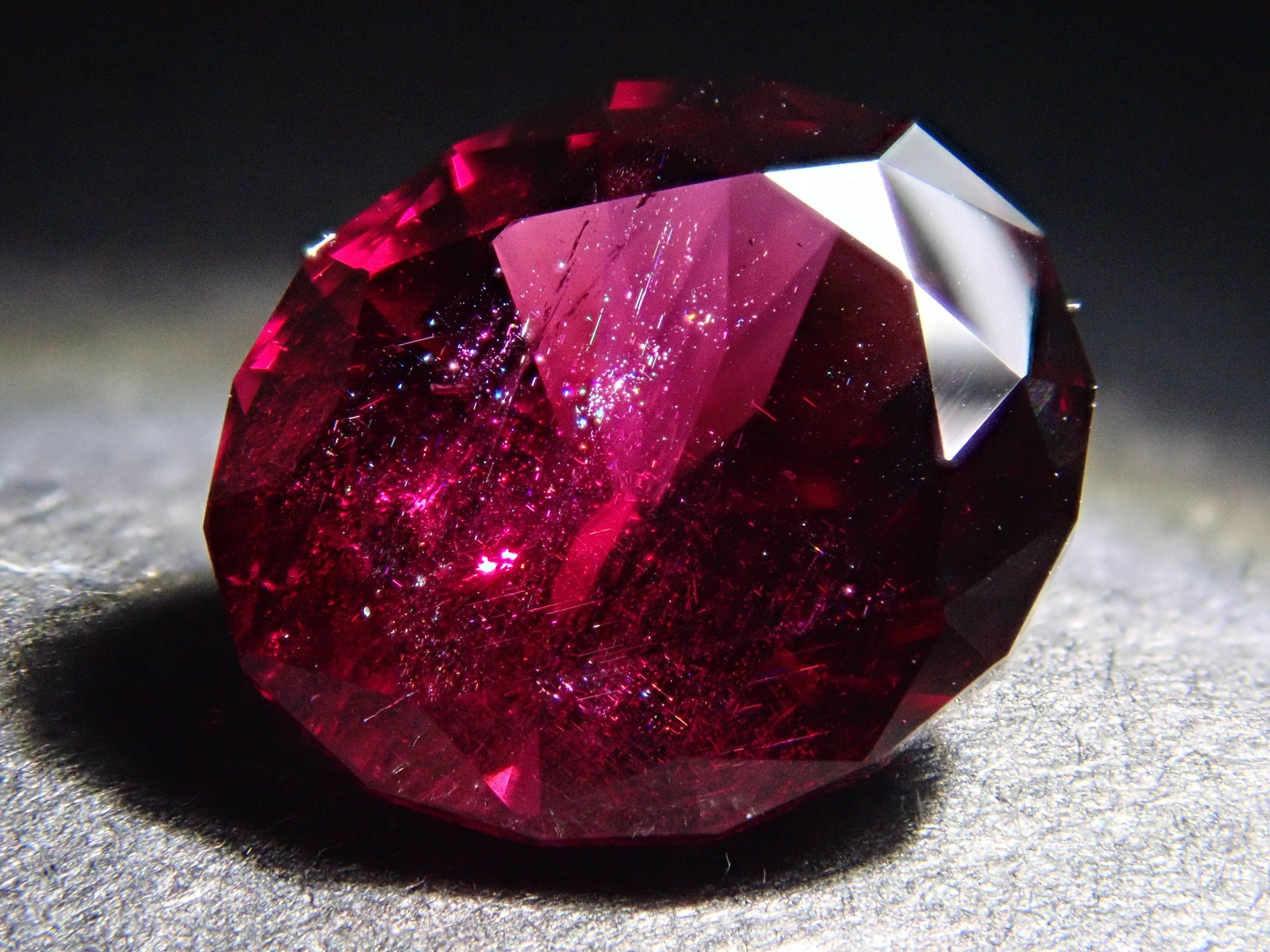 [12560329] Rhodolite Garnet 1.890ct Loose Stone