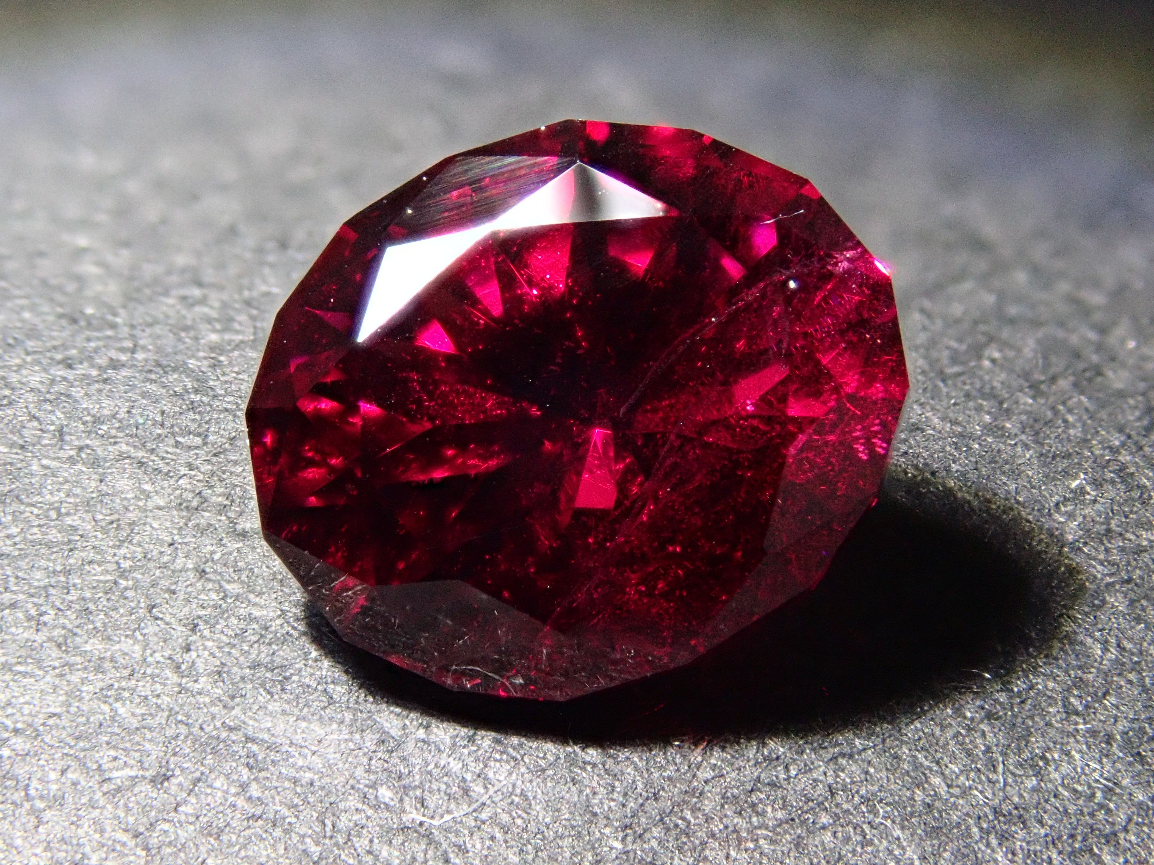 [12560329] Rhodolite Garnet 1.890ct Loose Stone