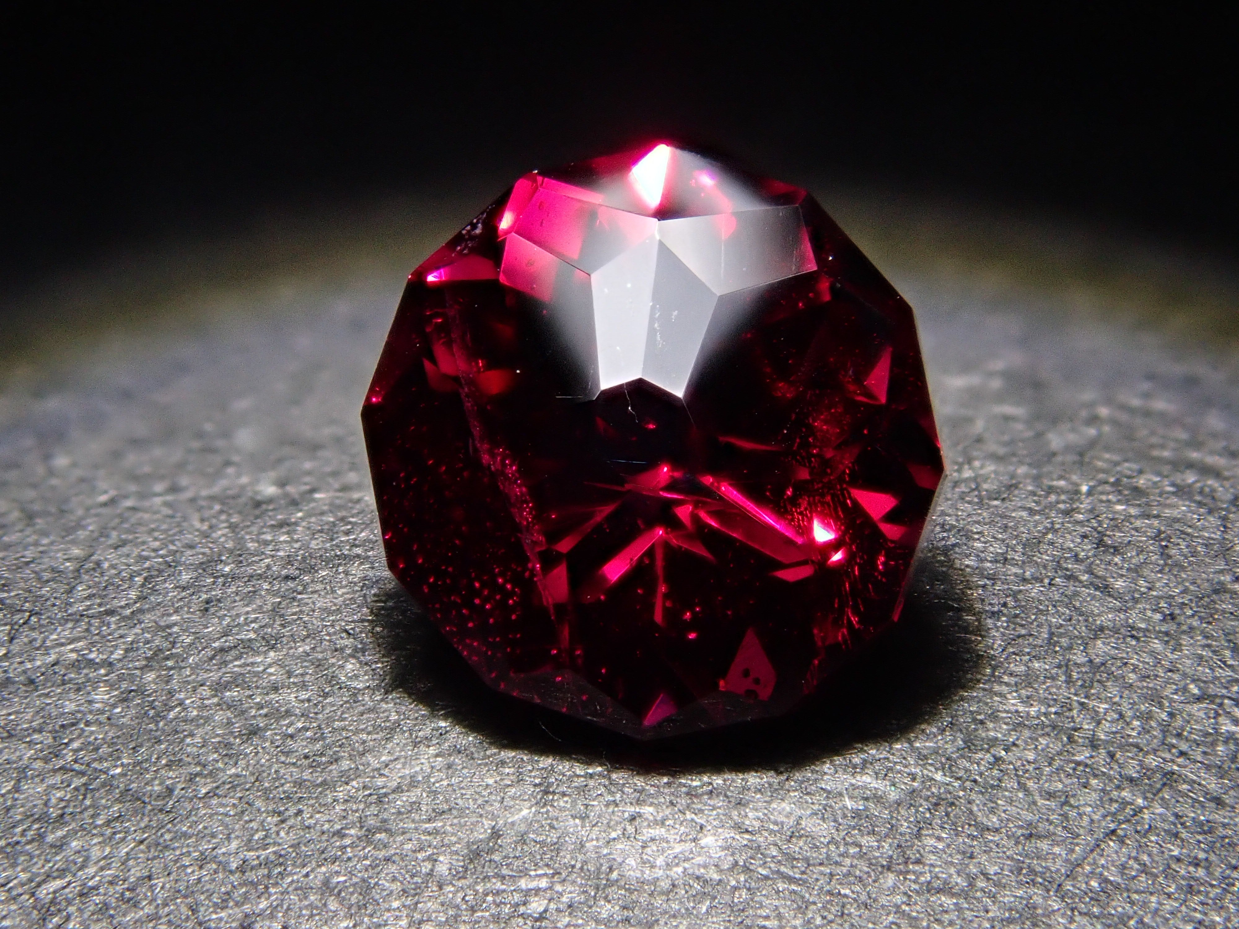 【11/22 22時販売】タンザニア産ロードライトガーネット 5.3mm/0.903ctルース