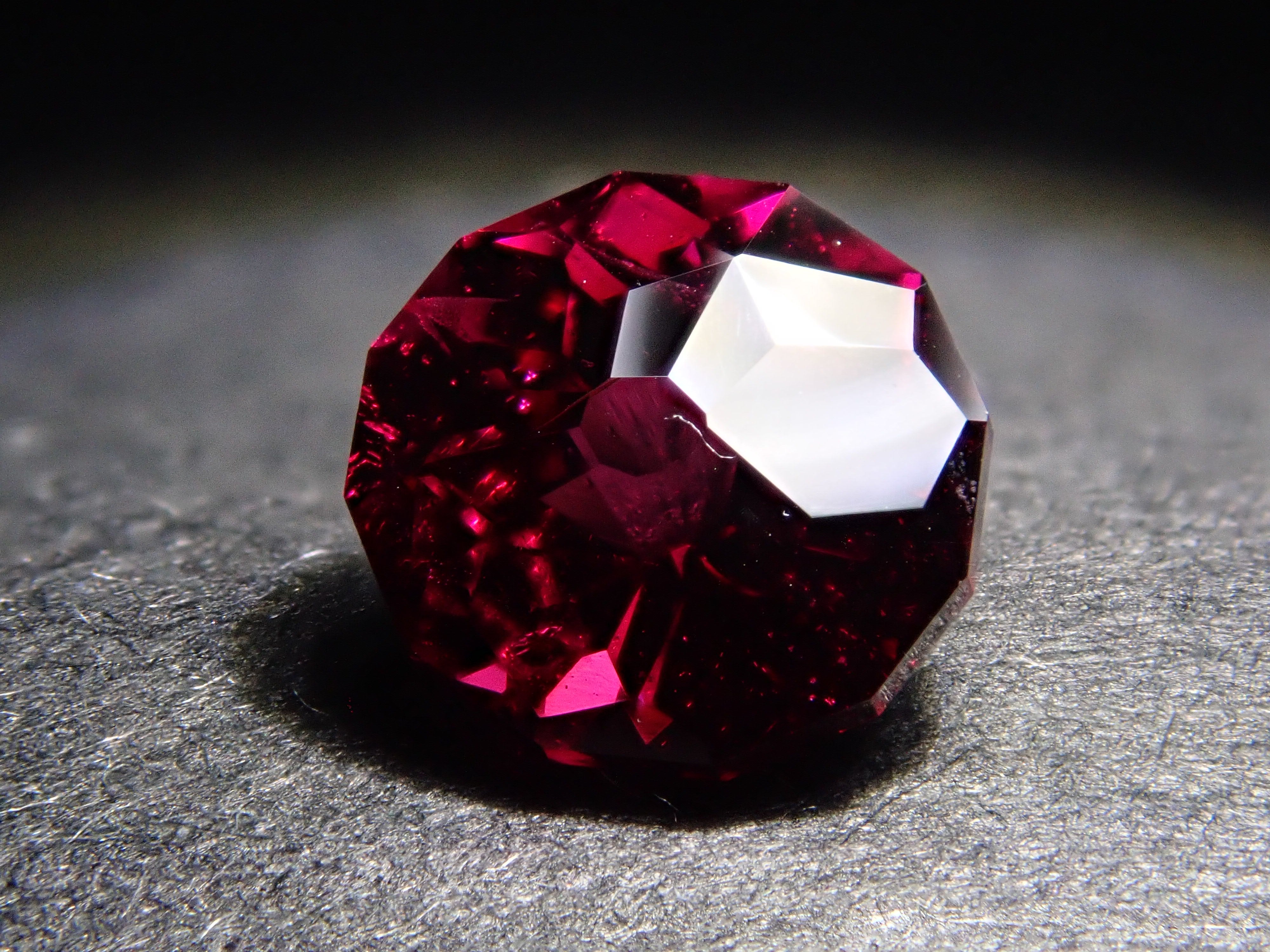 【11/22 22時販売】タンザニア産ロードライトガーネット 5.3mm/0.903ctルース