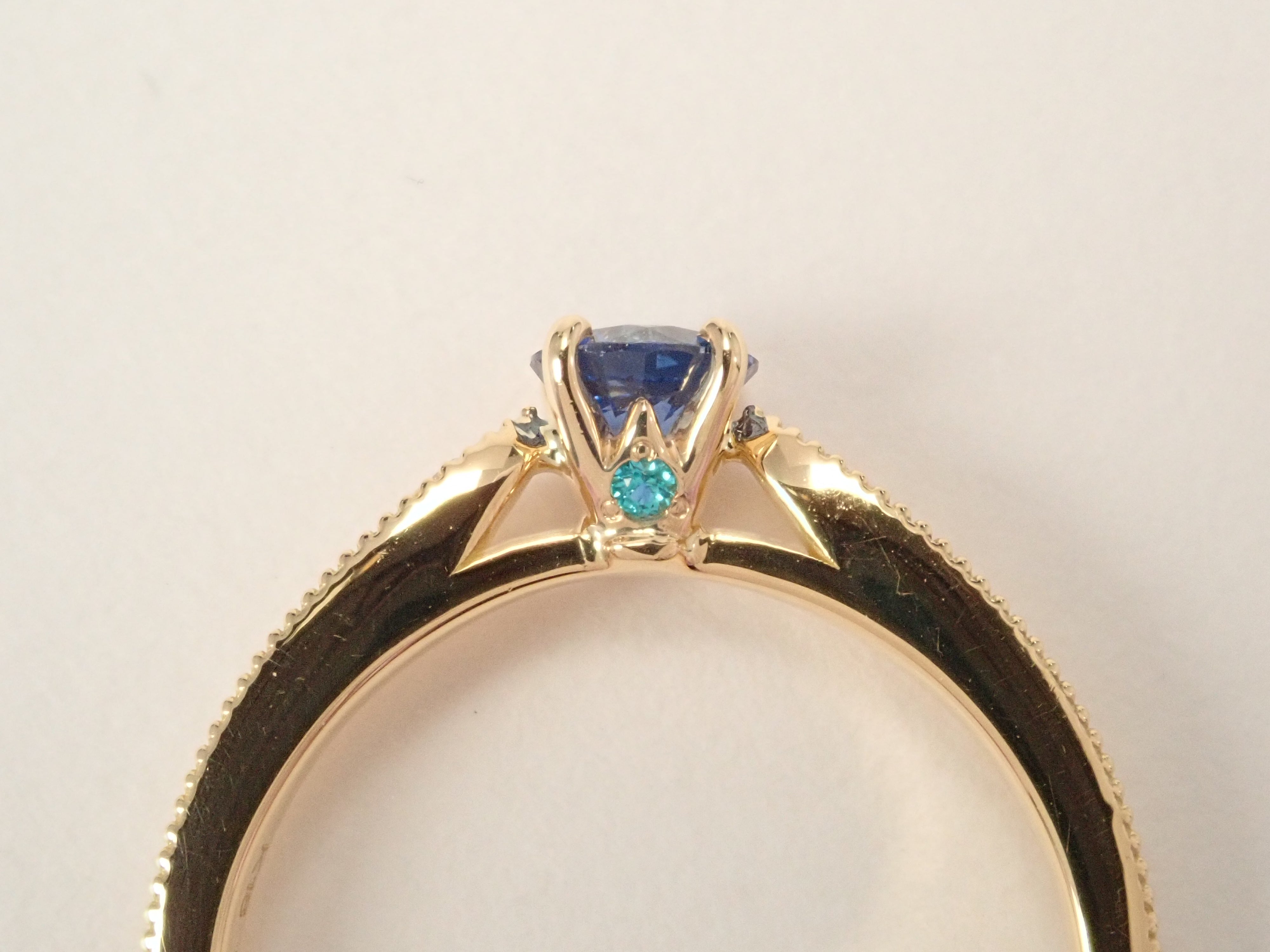 【抽選販売110904】K18YG コーンフラワーブルーサファイア 4.5mm/0.41ct・アウイナイト・パライバトルマリン リング