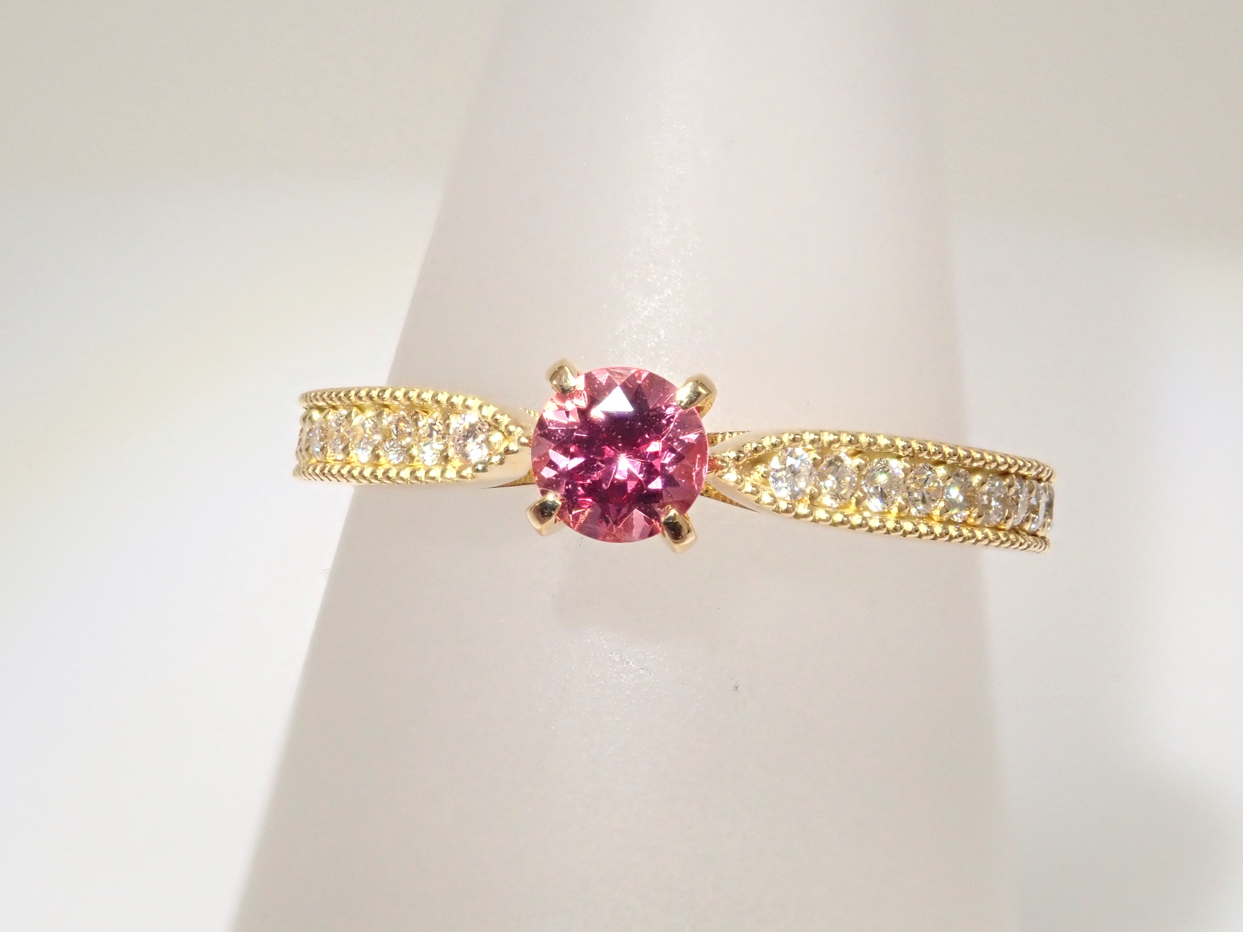 ミッシングリンク　シークレット① K18YGミャンマー産ピンクスピネル 3.9mm/0.276ct ・ホットピンク