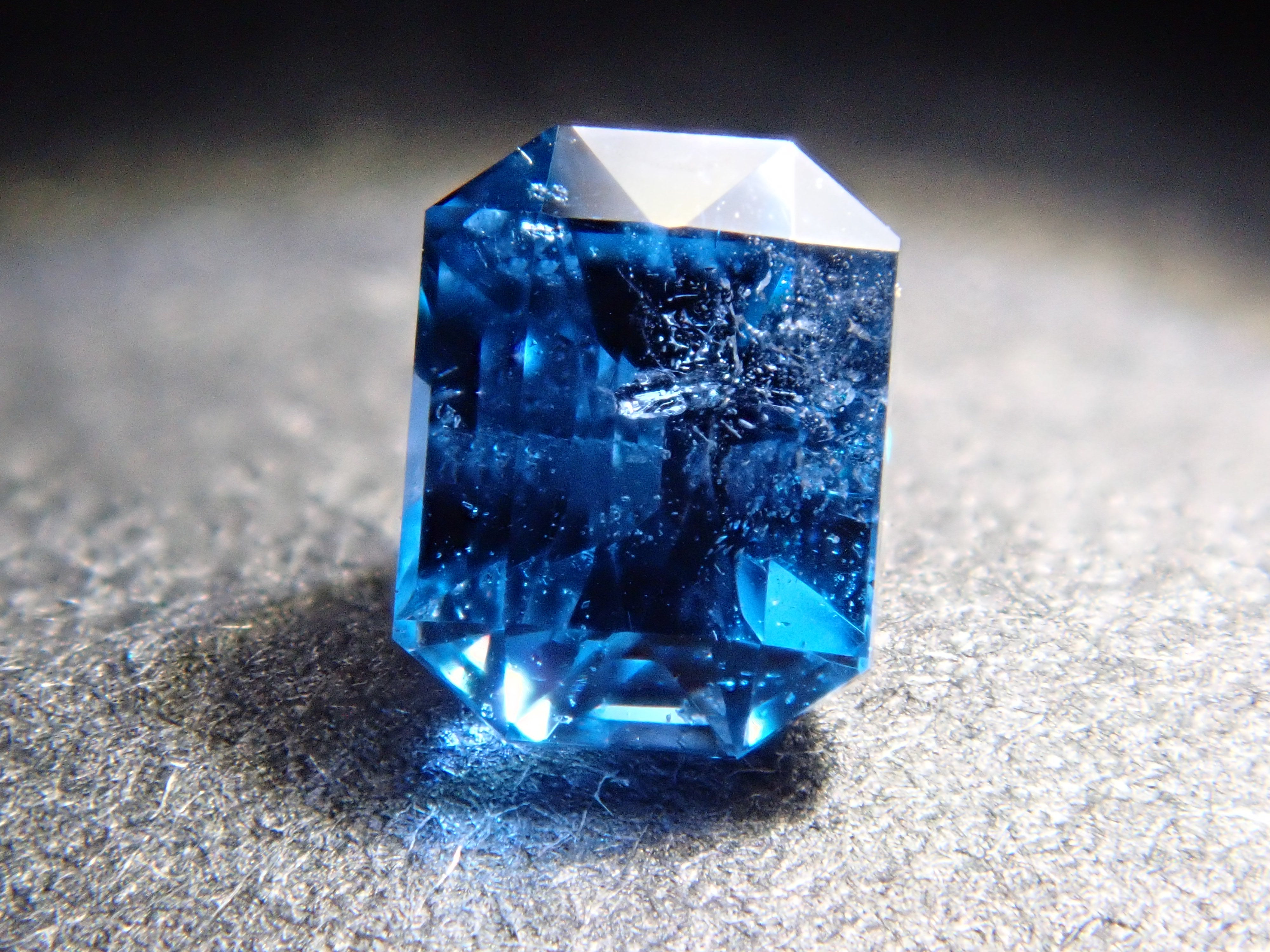 ナイジェリア産コバルトガーナイト 0.299ctルース 鑑別書