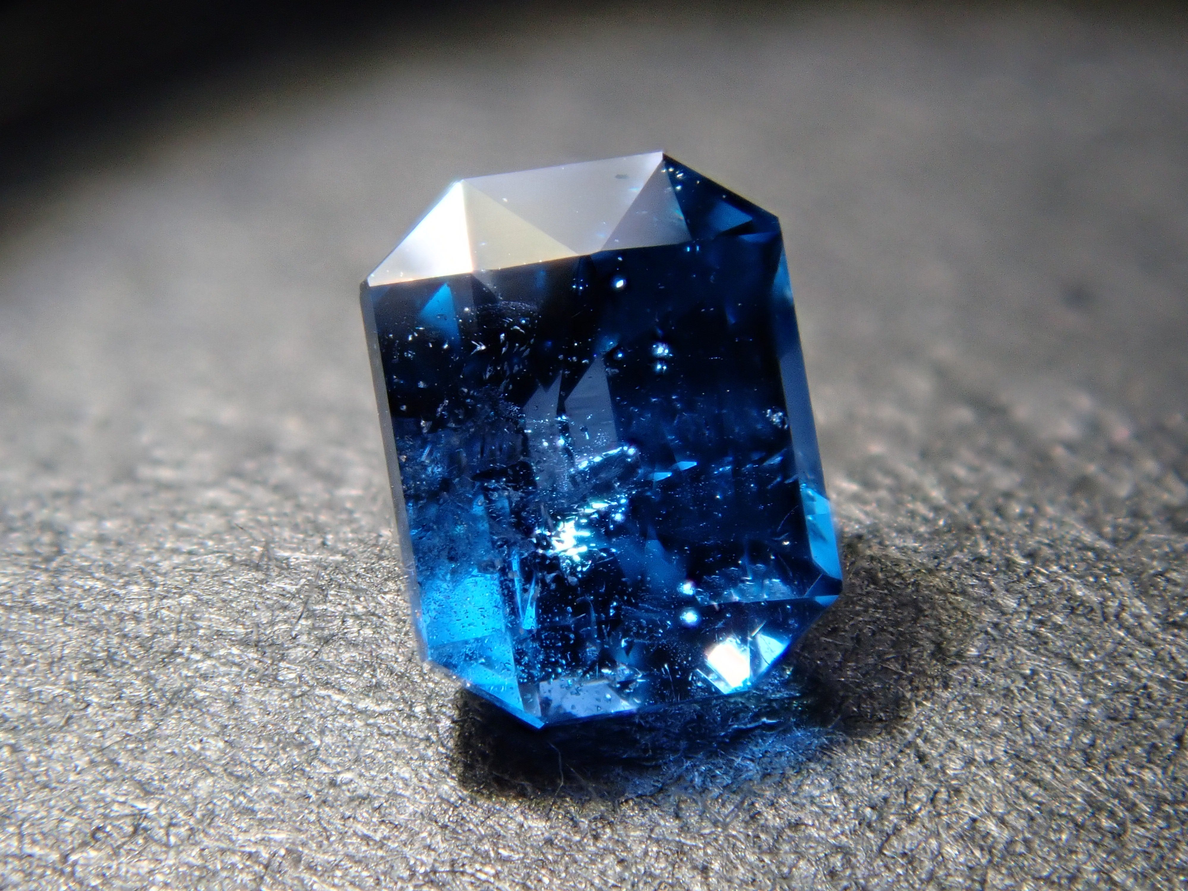 ナイジェリア産コバルトガーナイト 0.299ctルース 鑑別書